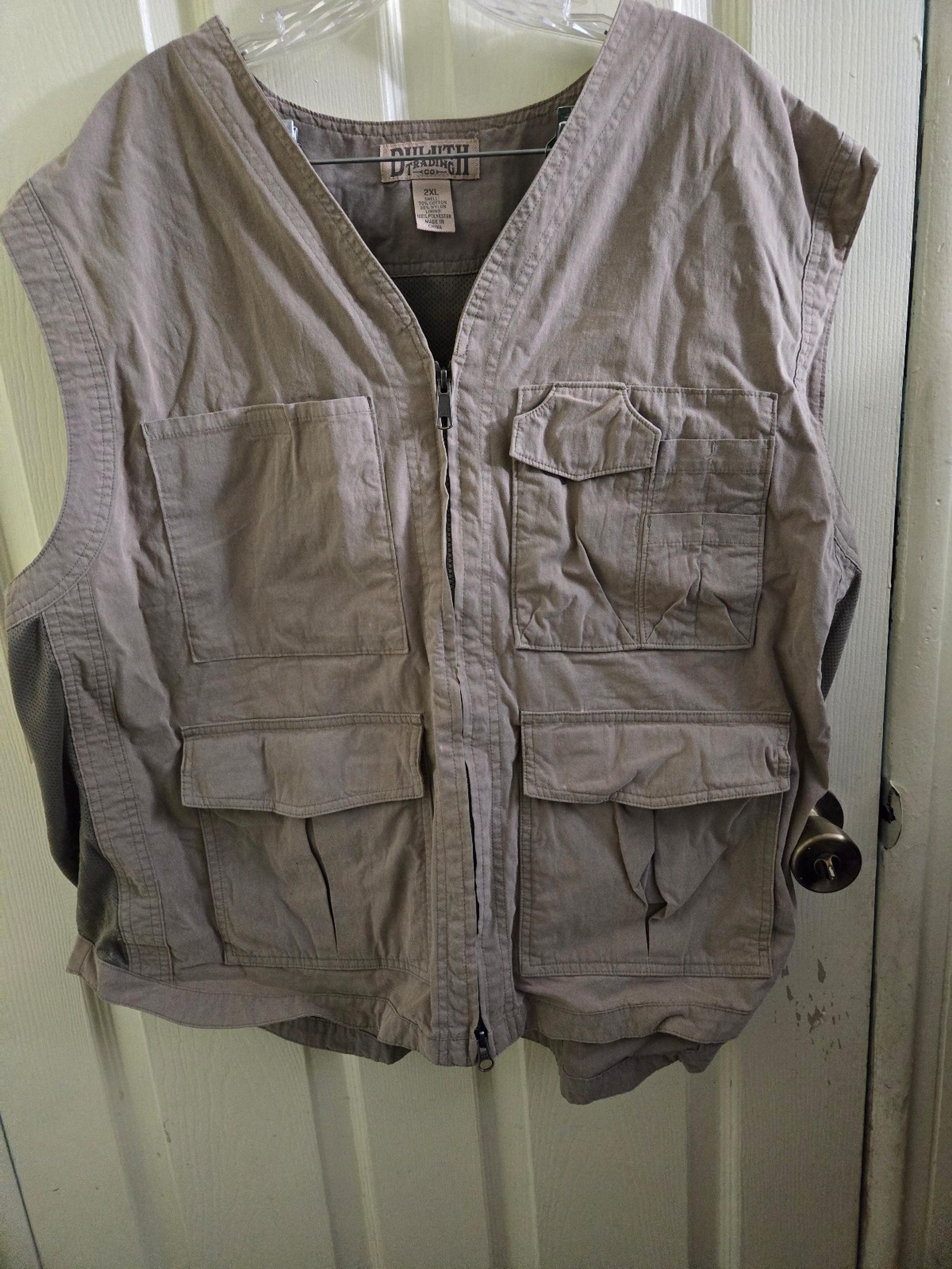 Duluth Trading Co. Mens 2XL Fishing Utility Work Cargo Hunting Vest Khaki