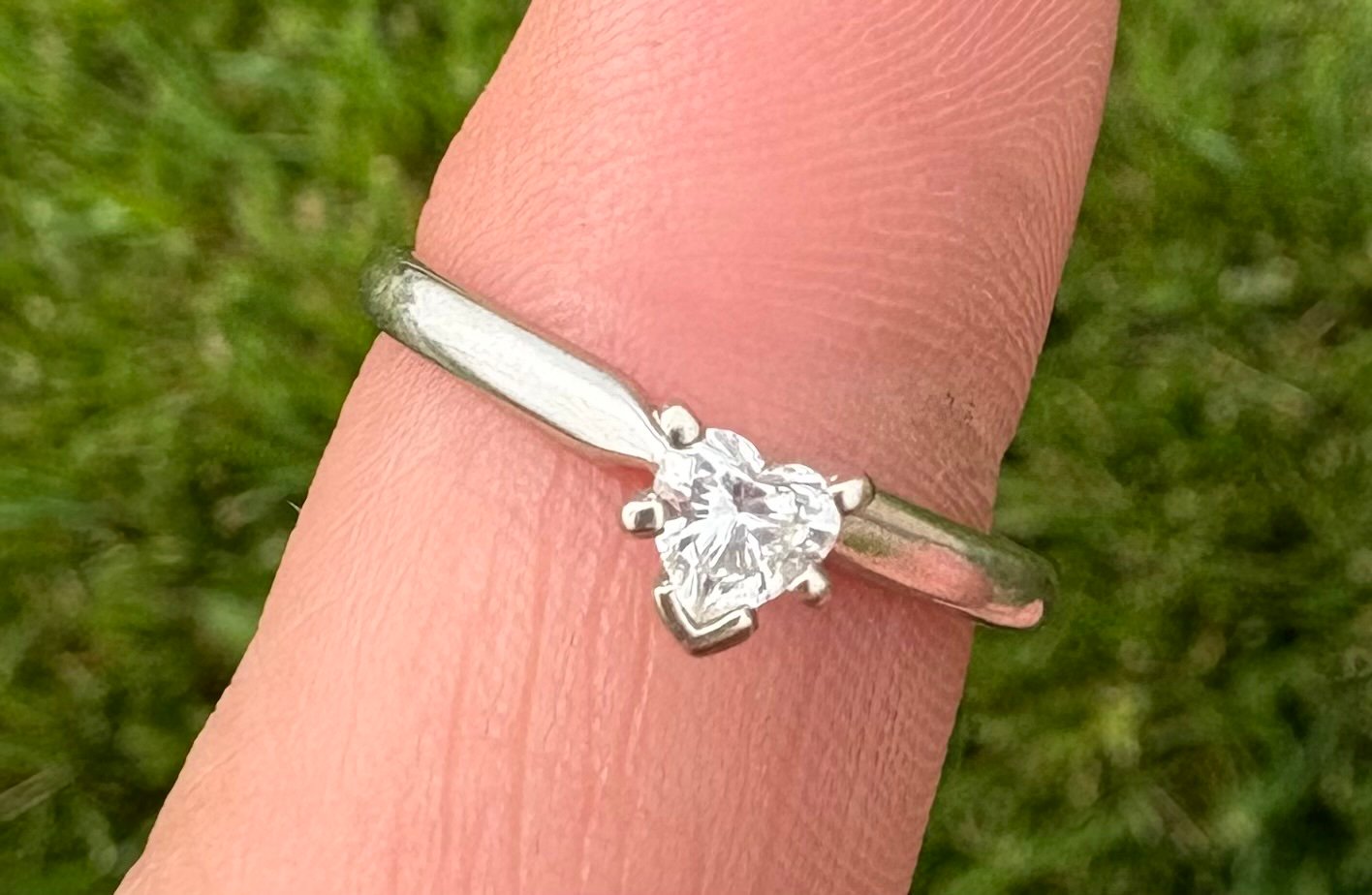 14k white hold Magicglo rind solid gold.Has genuine diamond heart size 8.5