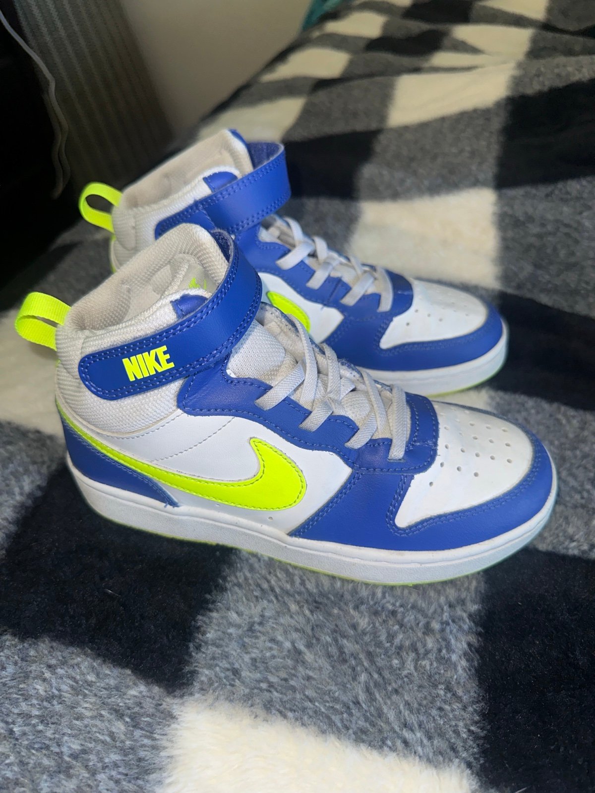 Nike Court Borough Mid 2 High Top youth size 2