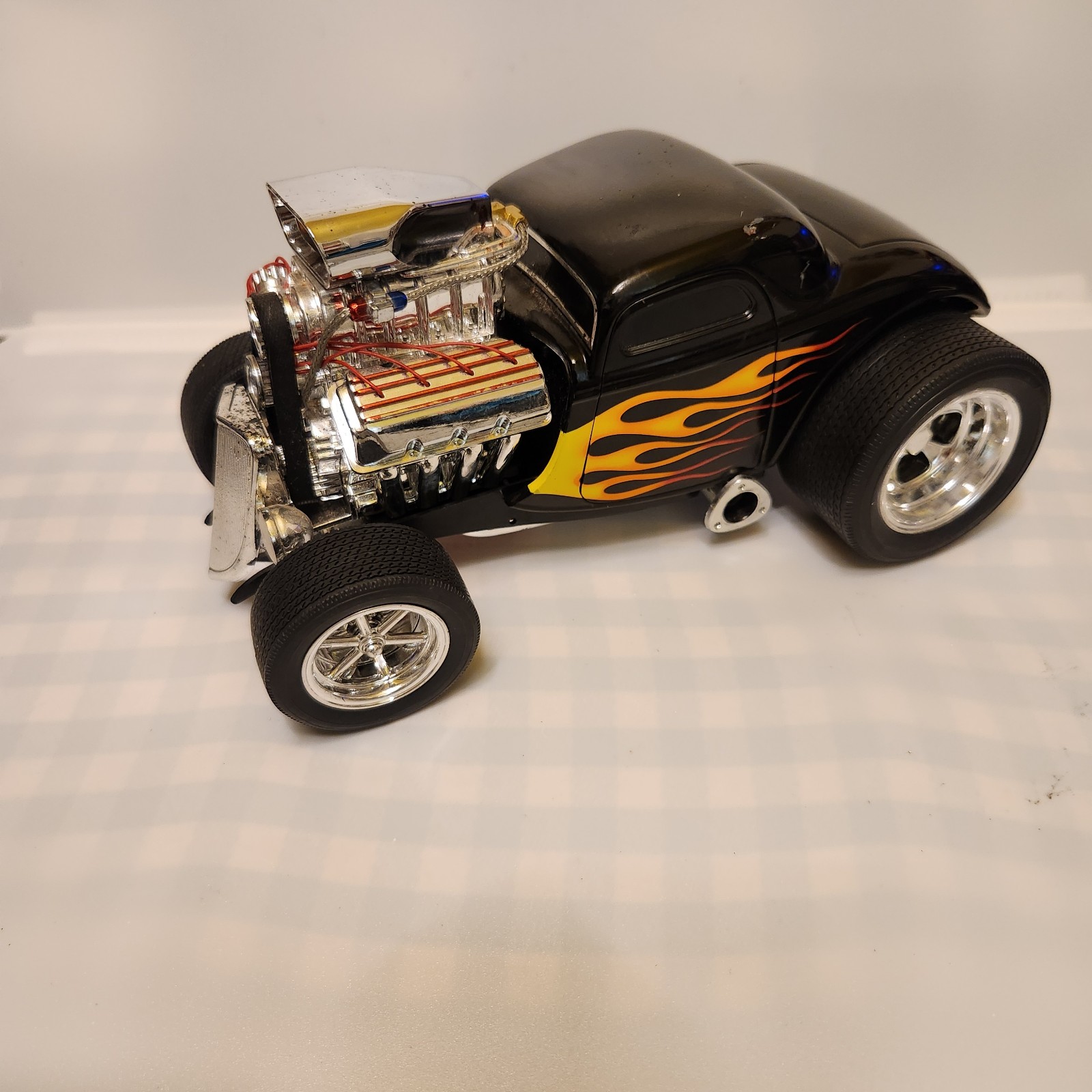 MUSCLE MACHINES '33 FORD COUPE YELLOW 