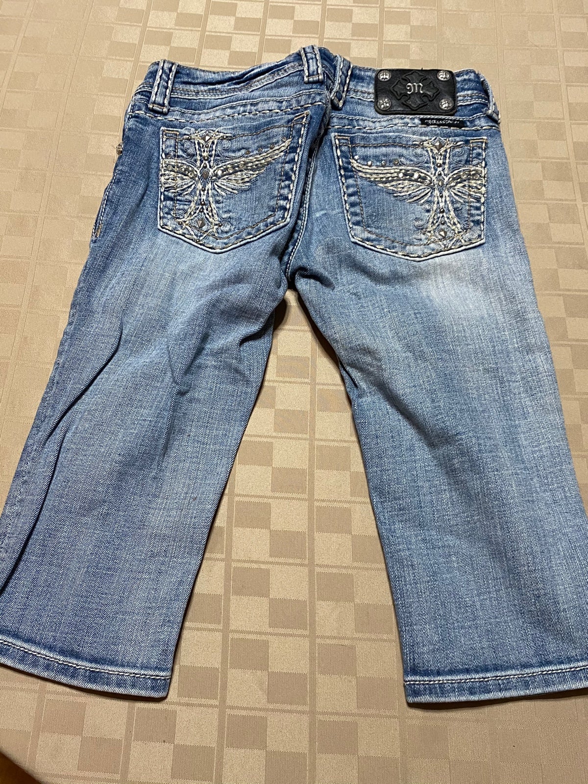 Miss Me Women's Capri Jeans Size 26 X 15.5 Distressed Light Wash Thick Stitches.