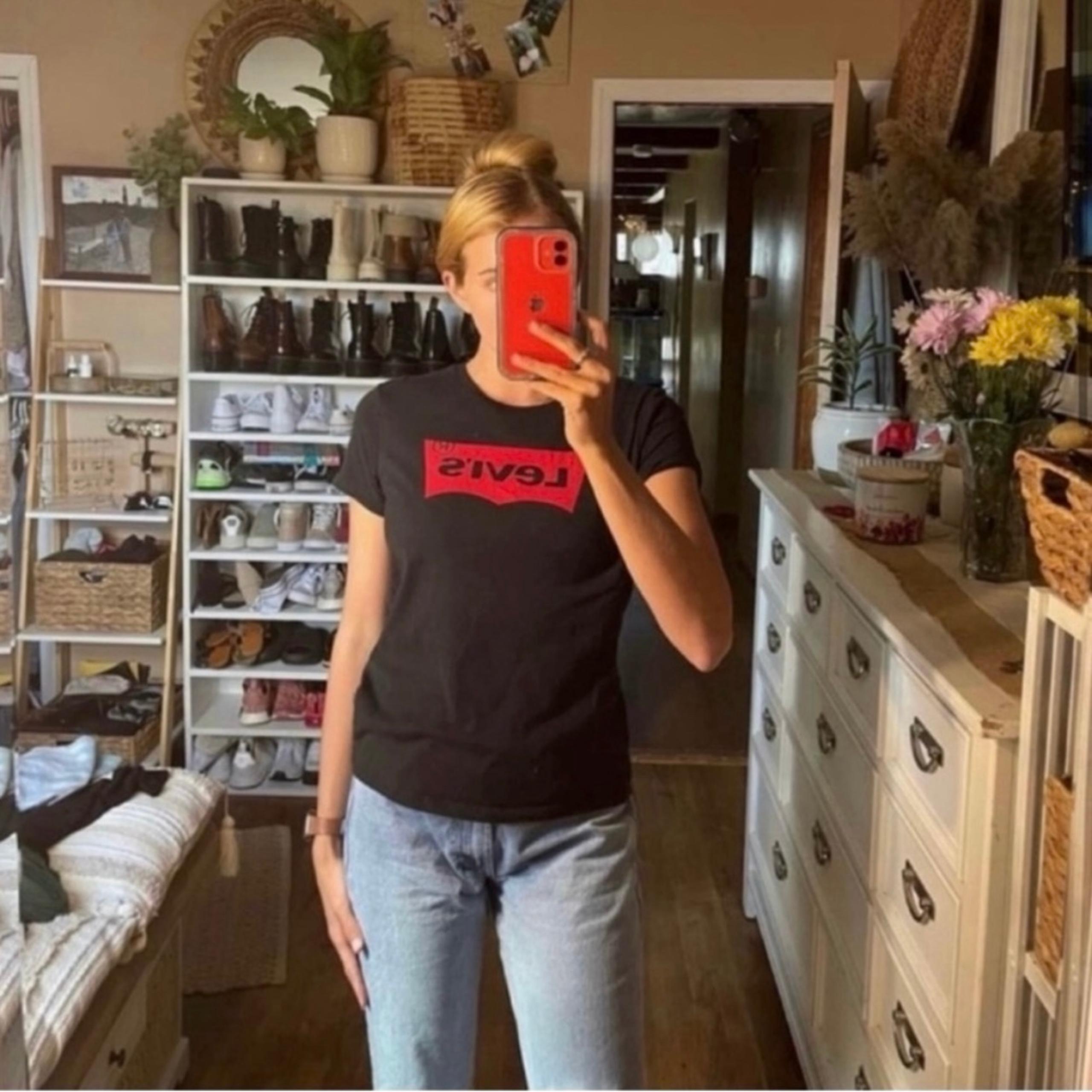 Black & red levi’s graphic t-shirt