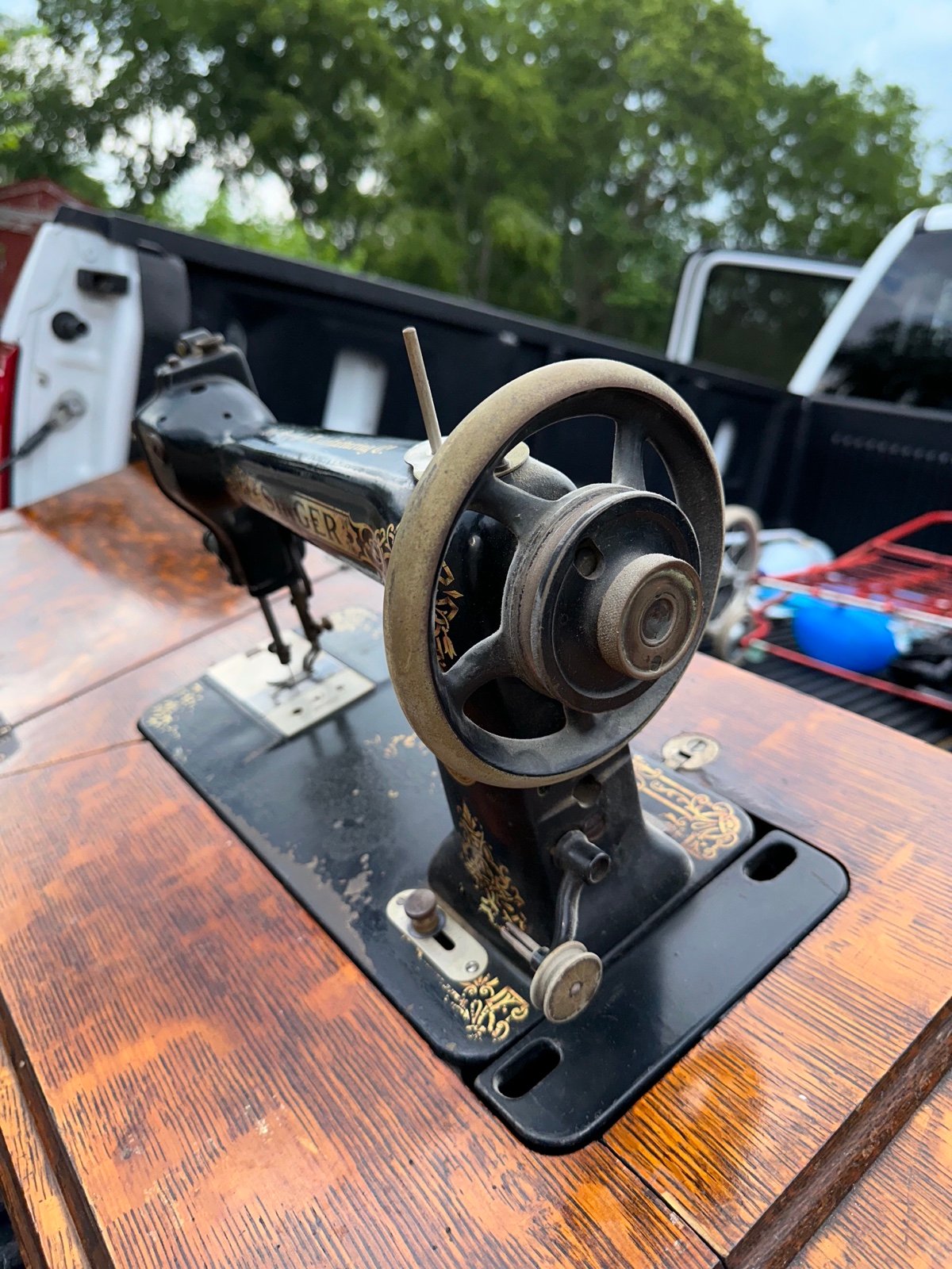 Singer Sewing Machine, very solid, Great old time look, Just like grandma used,