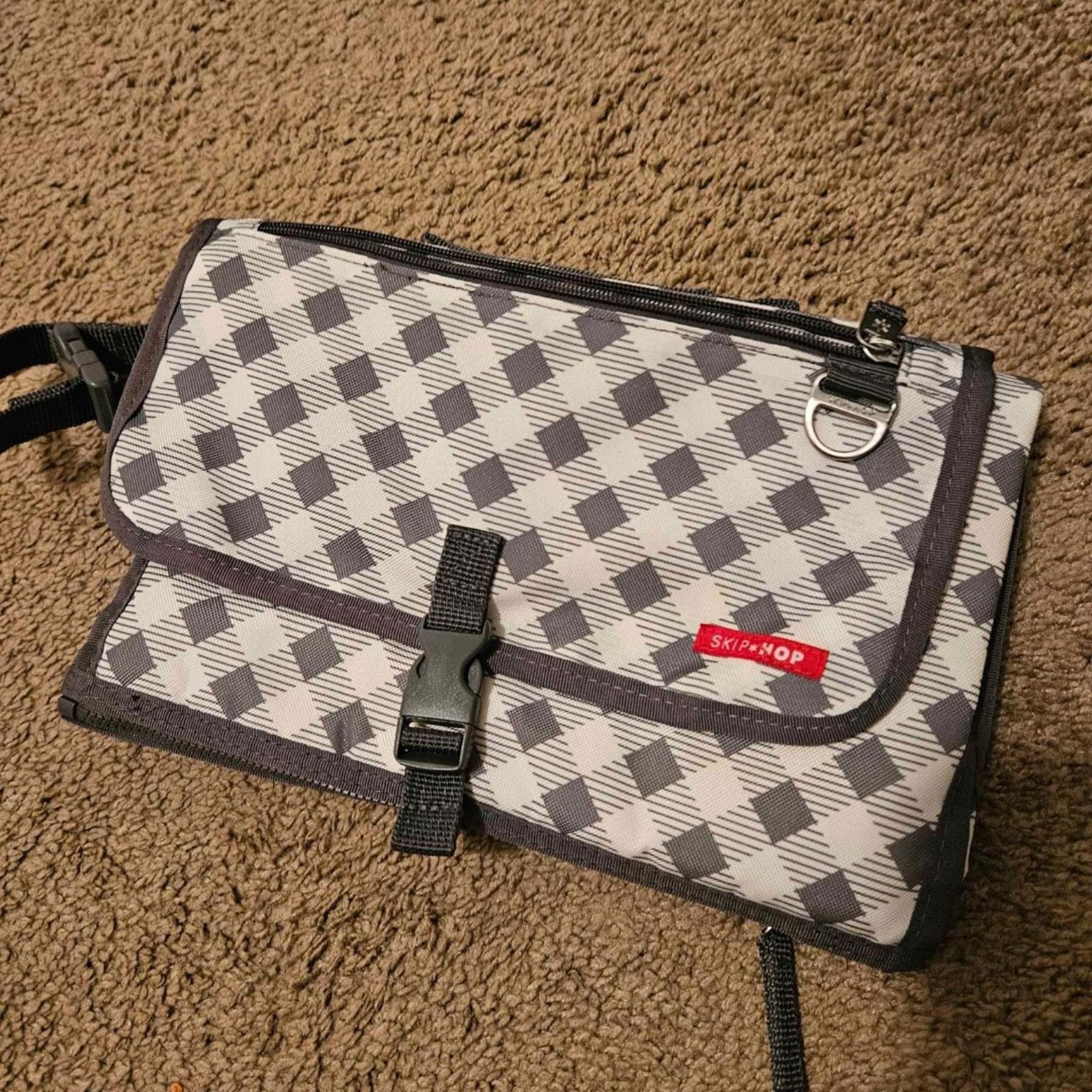 Hop skip portable changing pad