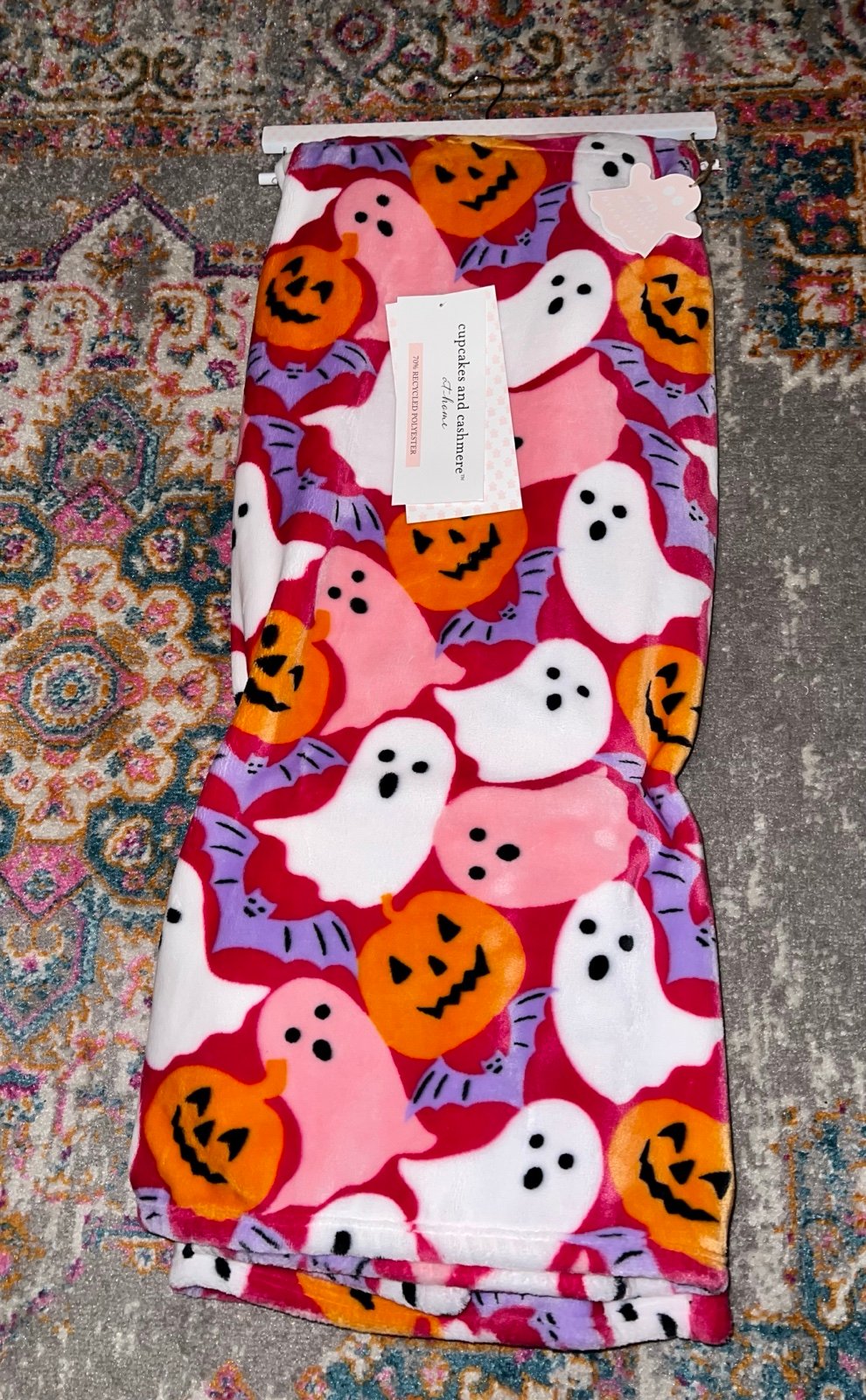 NWT Halloween Cupcakes and Cashmere Pink Ghosts Pumpkins, & Bats Throw Blanket