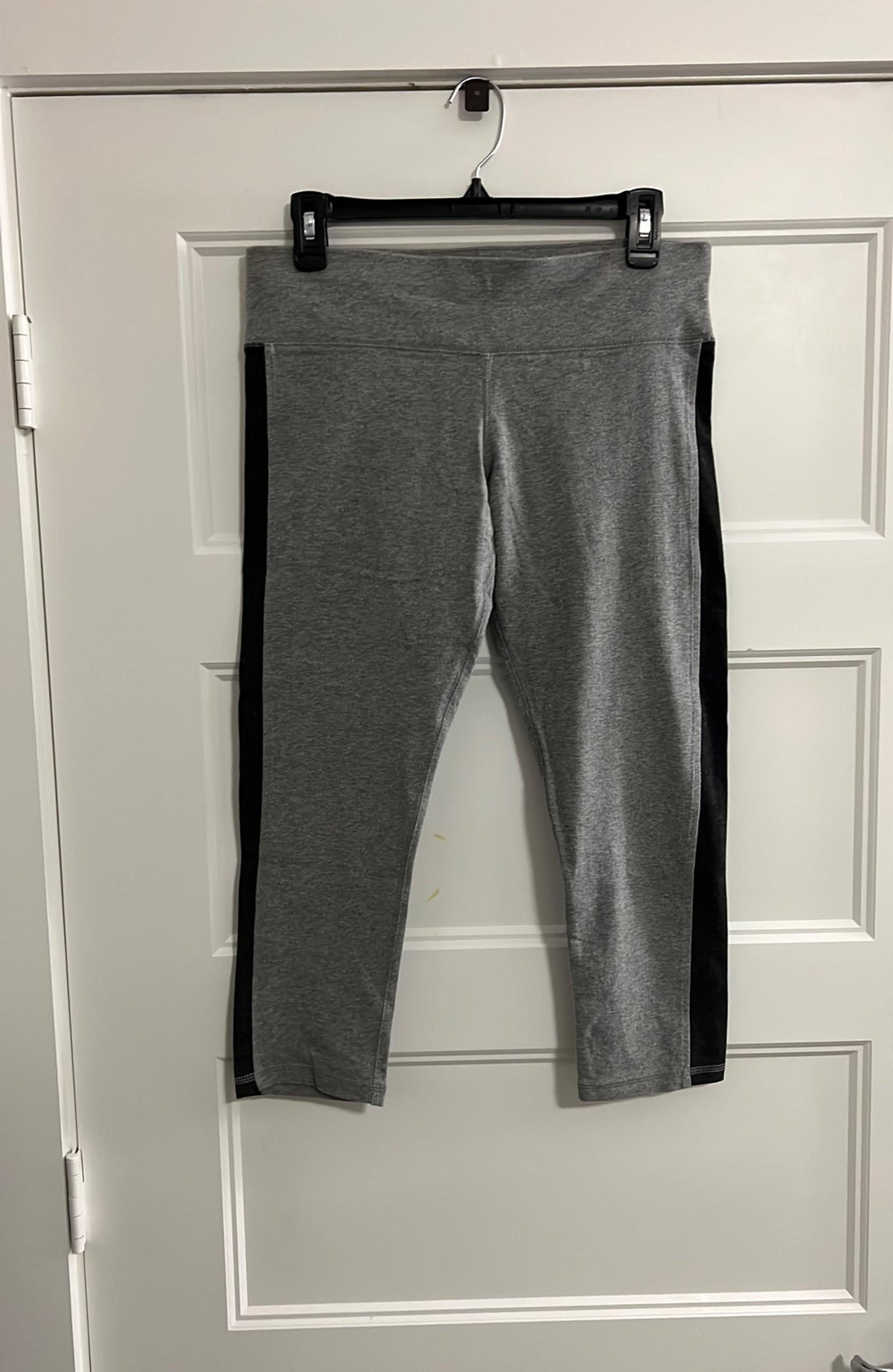 Free Shipping. New York & Company Women’s 3/4 Legging