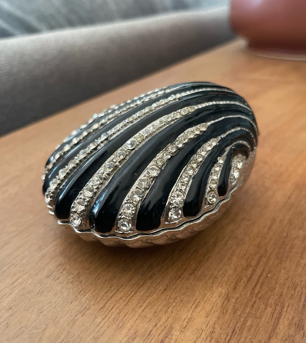 Clam Shell Jewelry Trinket Box With Magnetic Lid