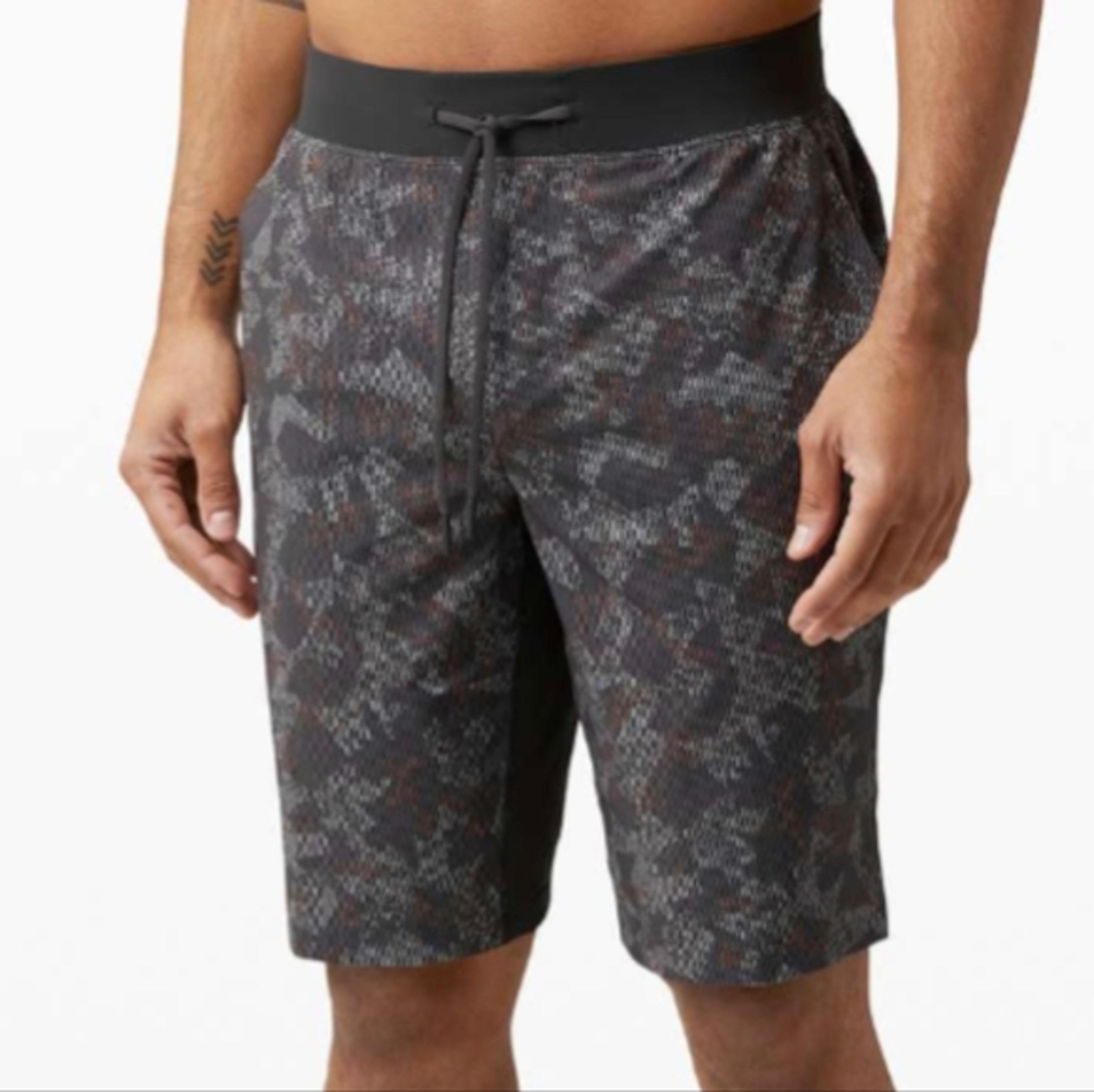 Lululemon Athletic Shorts Linerless Mens L Camo 11" Workout Gym Workout Active