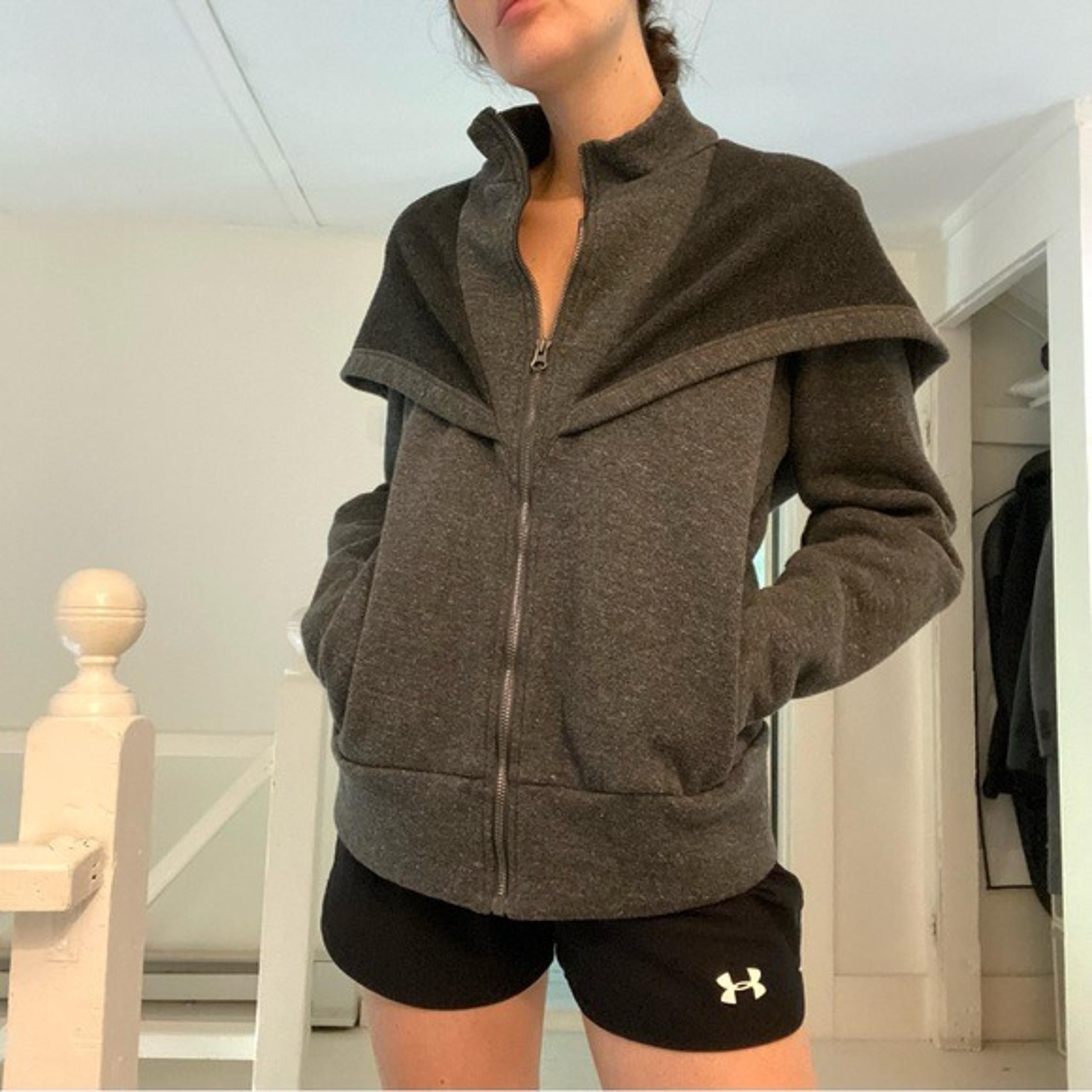 Yoga Northwestern Fleece Chill Jacket in Charcoal Heather Size L - Alo