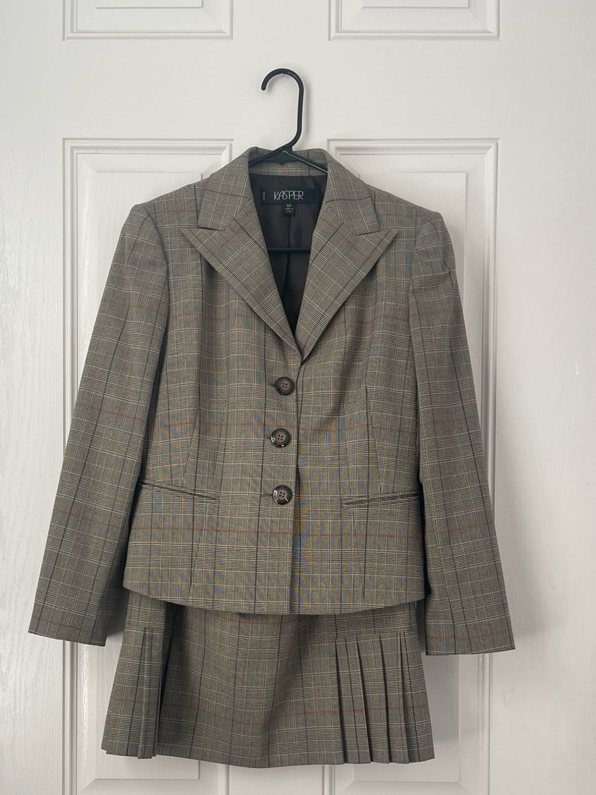 Like New Women’s Petite Kasper Skirt Suit