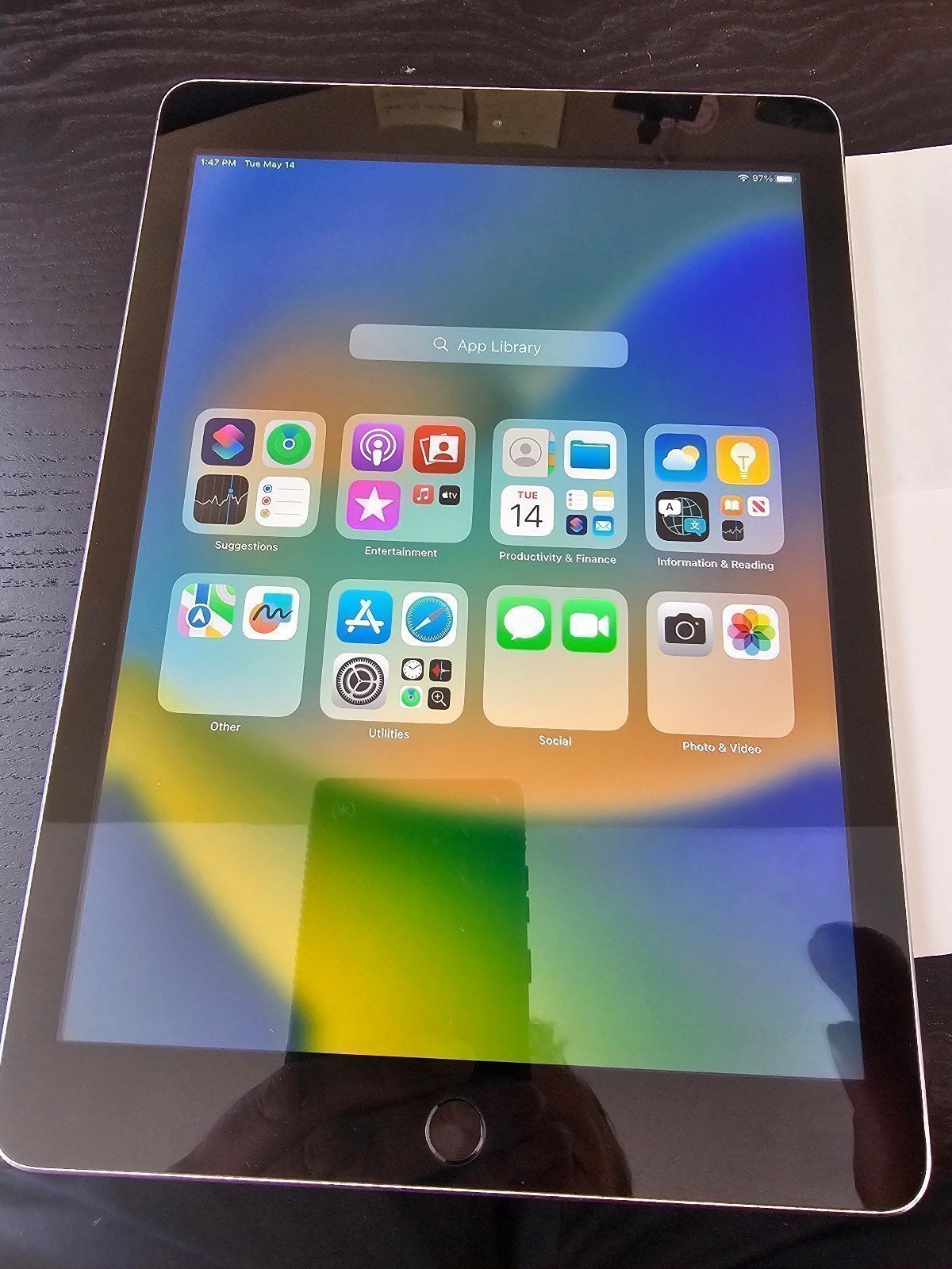 Ipad (5th Generation) 9.7 inch 128 GB Space Gray Wi-Fi & Cellular