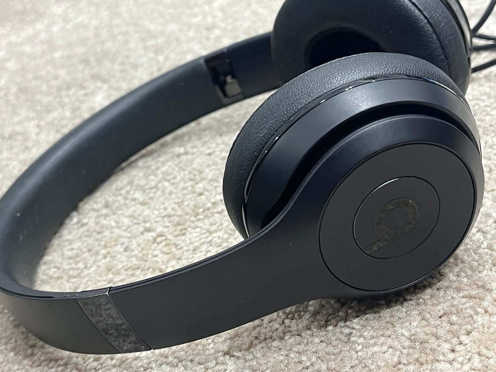 Beats over the ear wireless headphonse