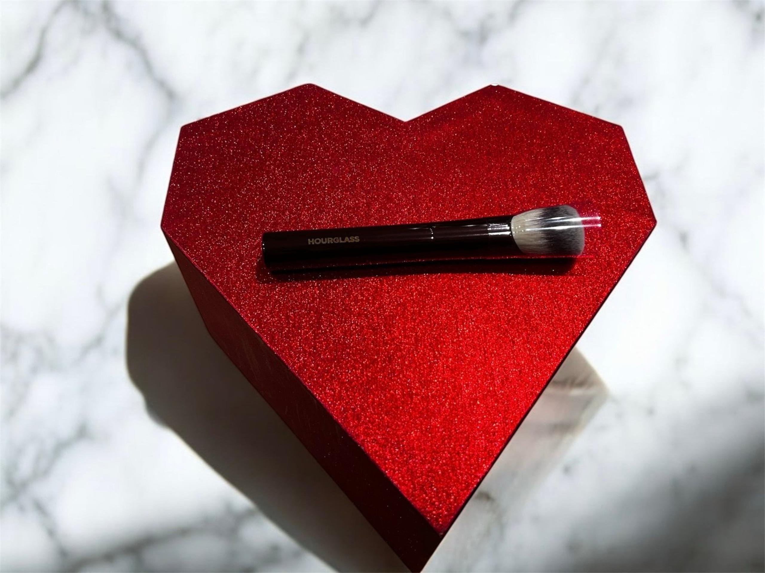 HOURGLASS AMBIENT SOFT GLOW FOUNDATION + VANISH CONCEALER BRUSH
