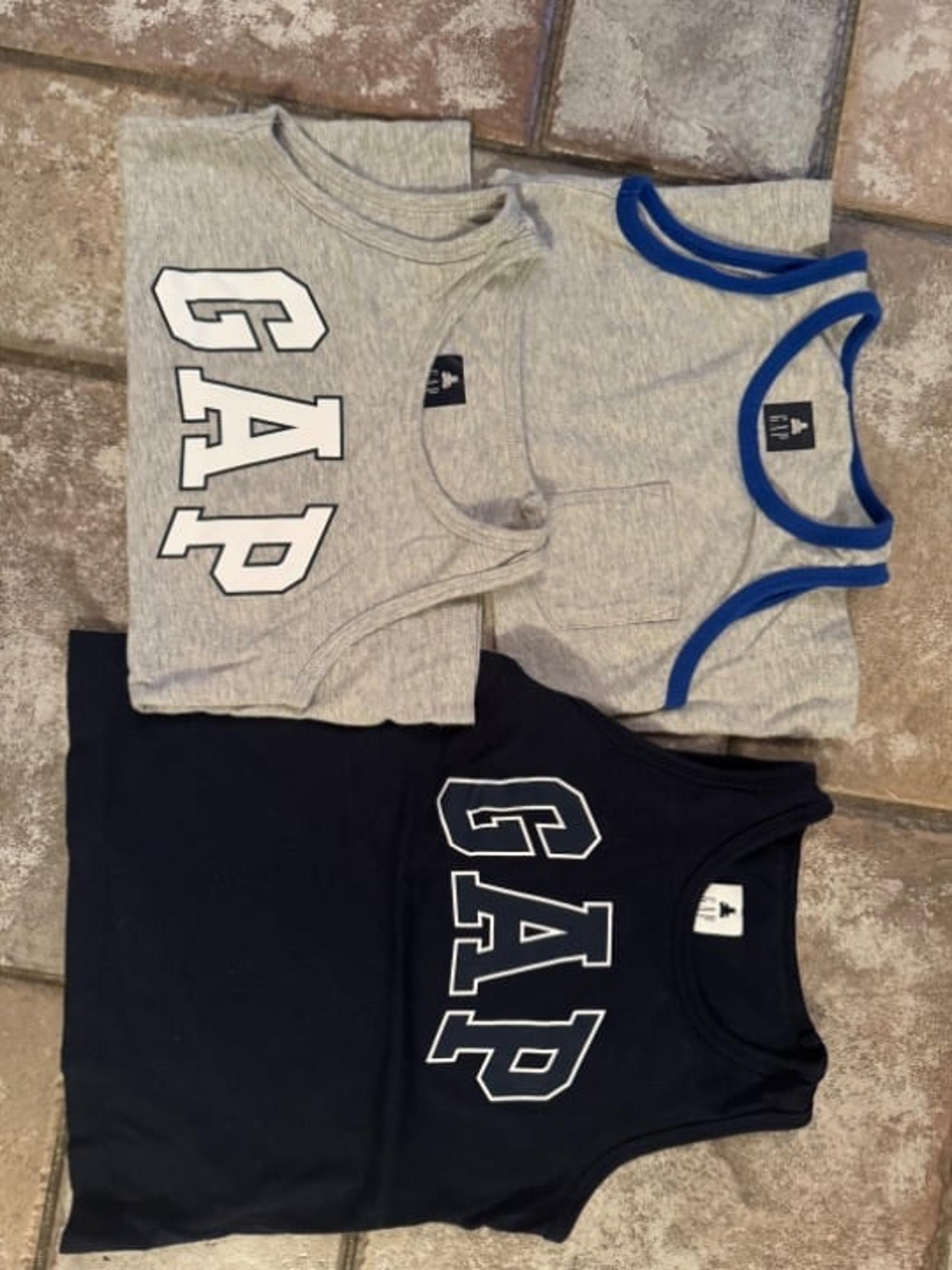 GAP 3 sleeveless shirts