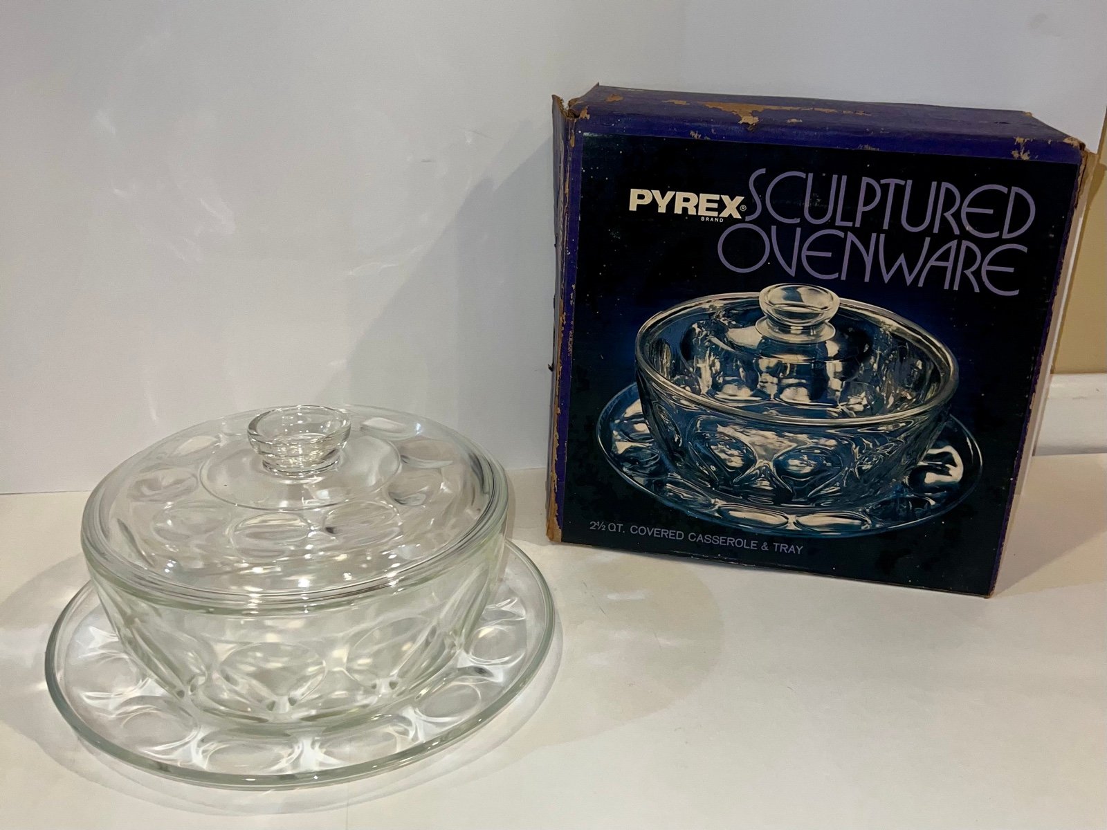 NEW Vintage Pyrex 885 Sculptured Ovenware 2 1/2 Quart Covered Casserole & Tray