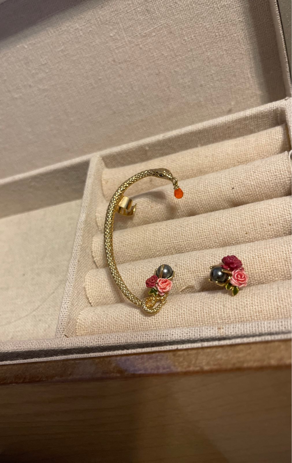 Serpentine earrings with roses and pearls