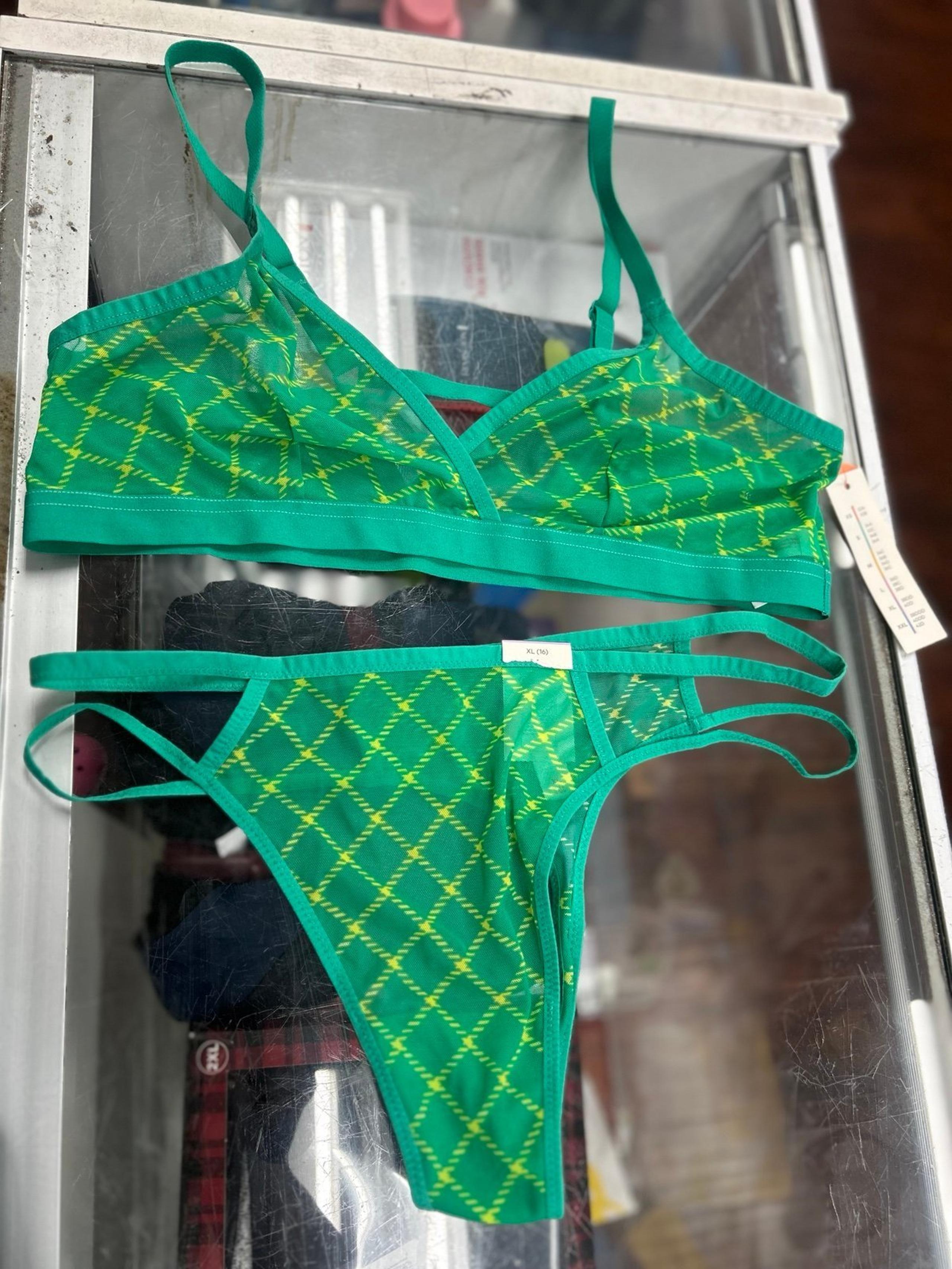 Colsie Mesh Bralette Unlined Adjustable Straps & Thong Set Xlarge  Green
