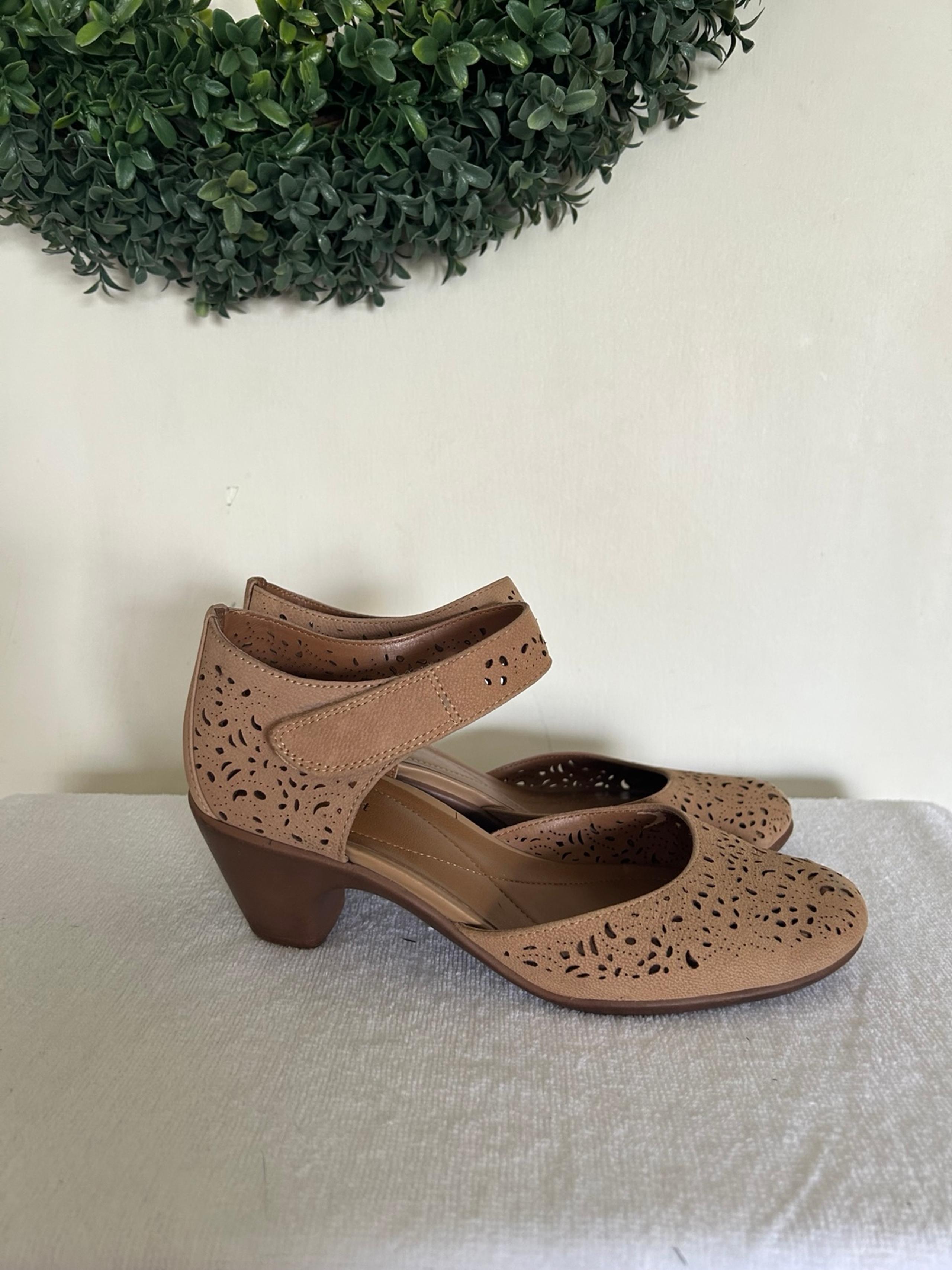 Easy Spirit Cindie Women's Perforated Leather
Pumps Size 7
