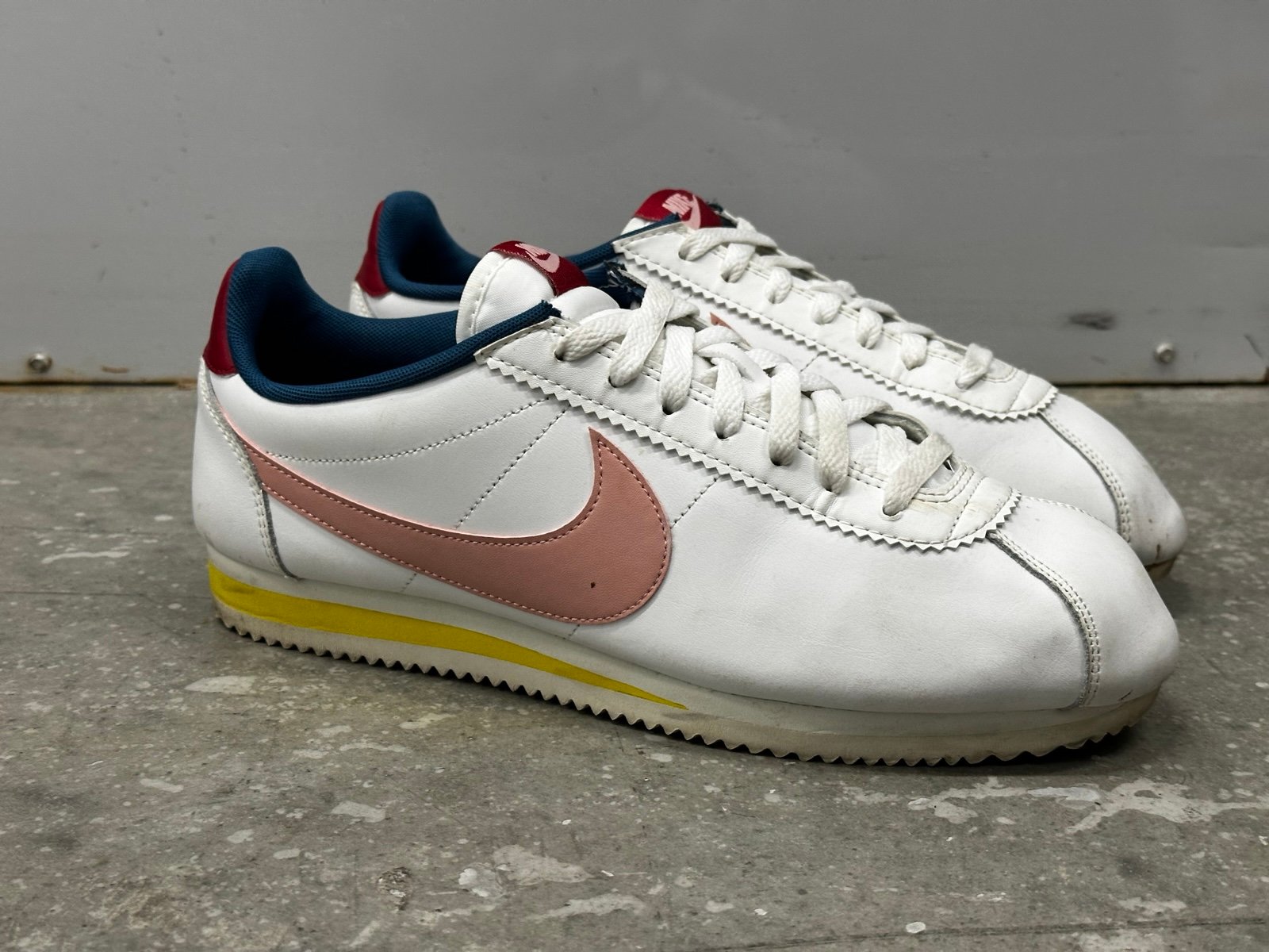 Nike Women’s Classic Cortez Leather Summit White/Coral Stardust (807471 114)