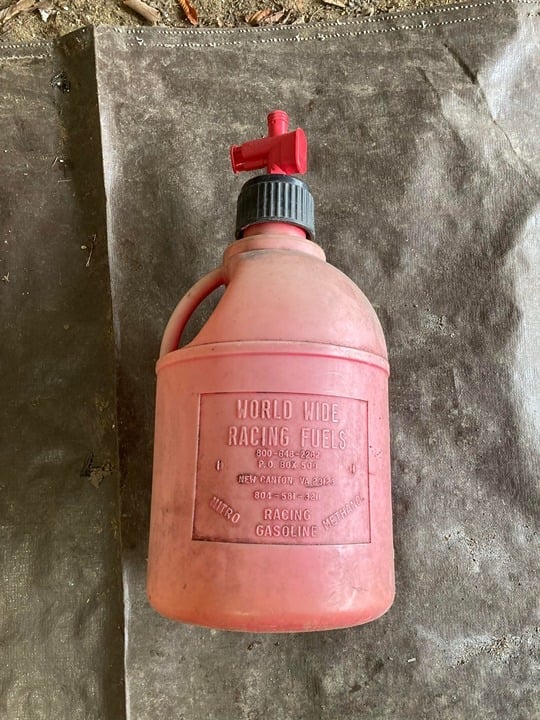 WORLD WIDE FUELS 5 GALLON RACING GAS FUEL JUG WITH HI FLO NOZZLE