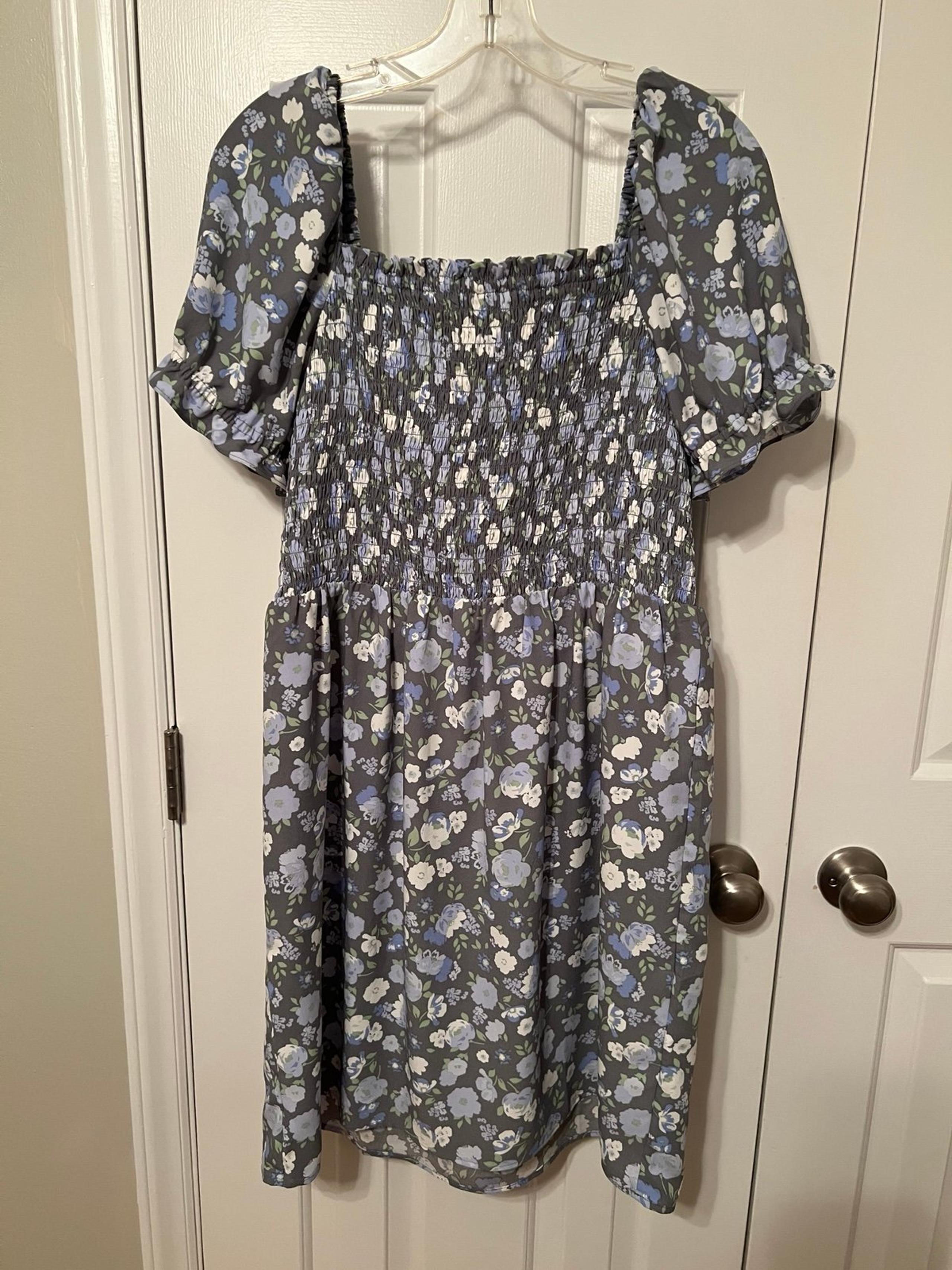 NWOT Women’s LOFT Grey Floral Smocked Dress Size L