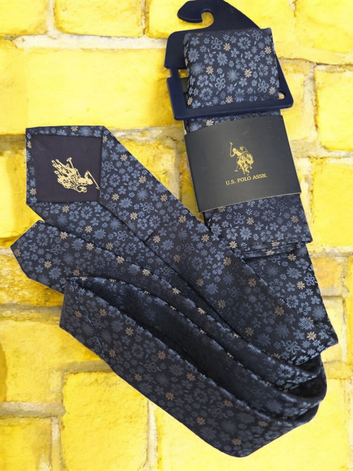 U.S. Polo Assn. Tie and pocket square set men