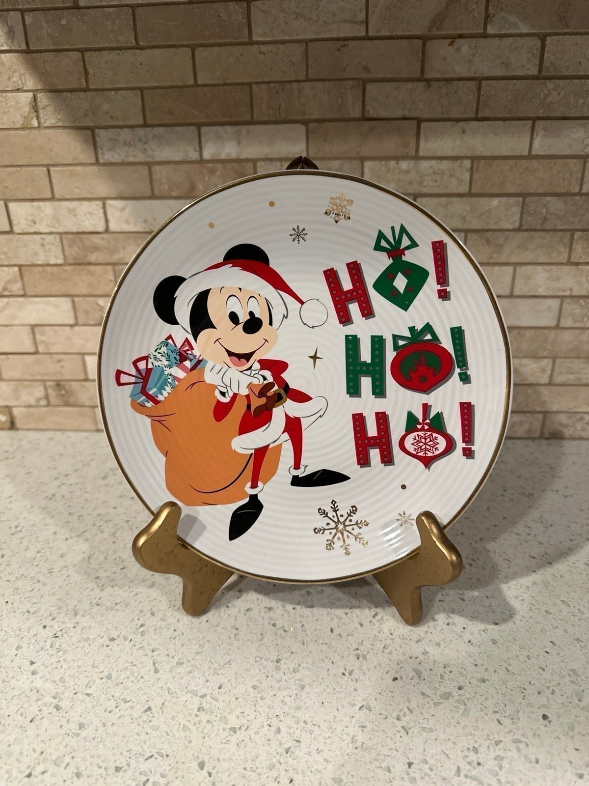 RARE 2020 DISNEY STORE ONE HOLIDAY DESSERT SANTA MICKEY MOUSE CERAMIC PLATE