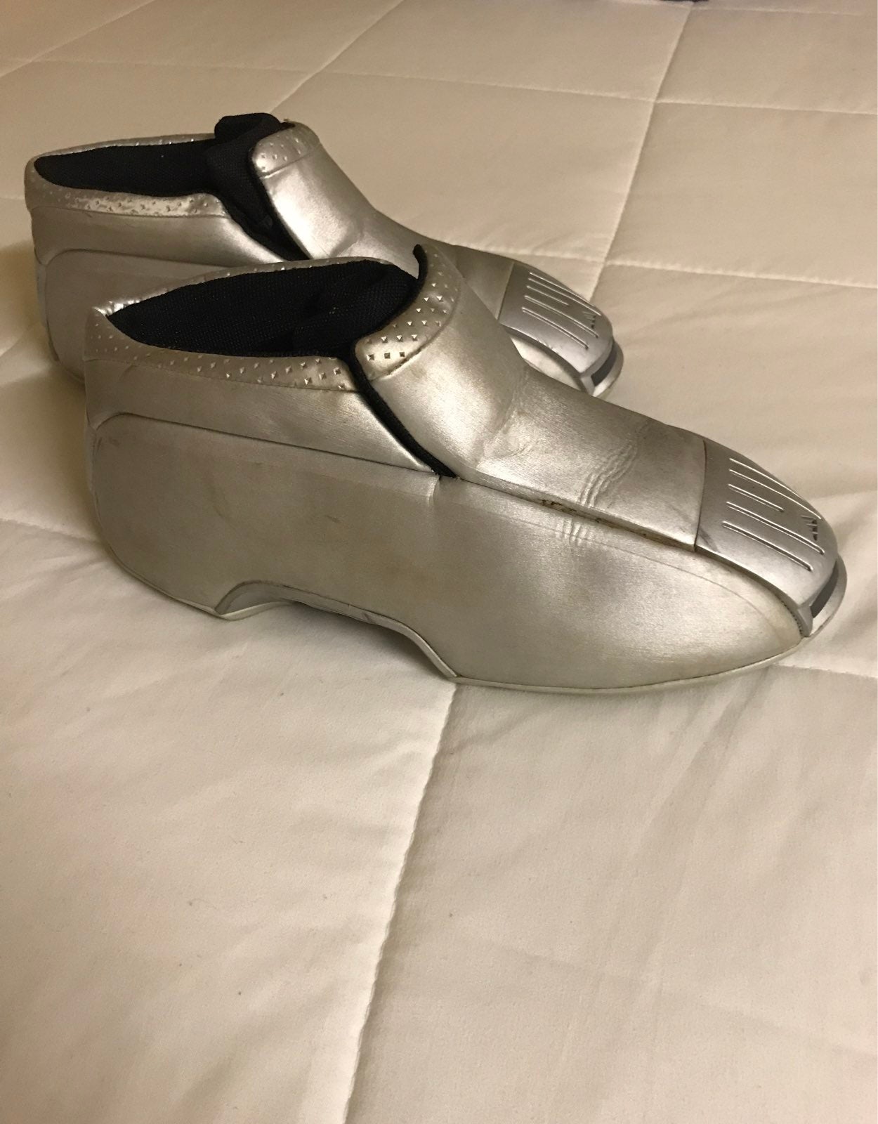 *RARE* Vintage Kobe II Silver Space Moon