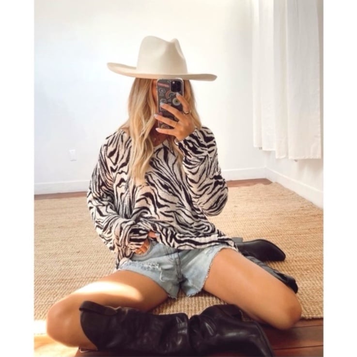 Show Me Your MuMu Hug Me Sweater Coconut Zebra Knit Sz XS (OVERSIZED) EUC