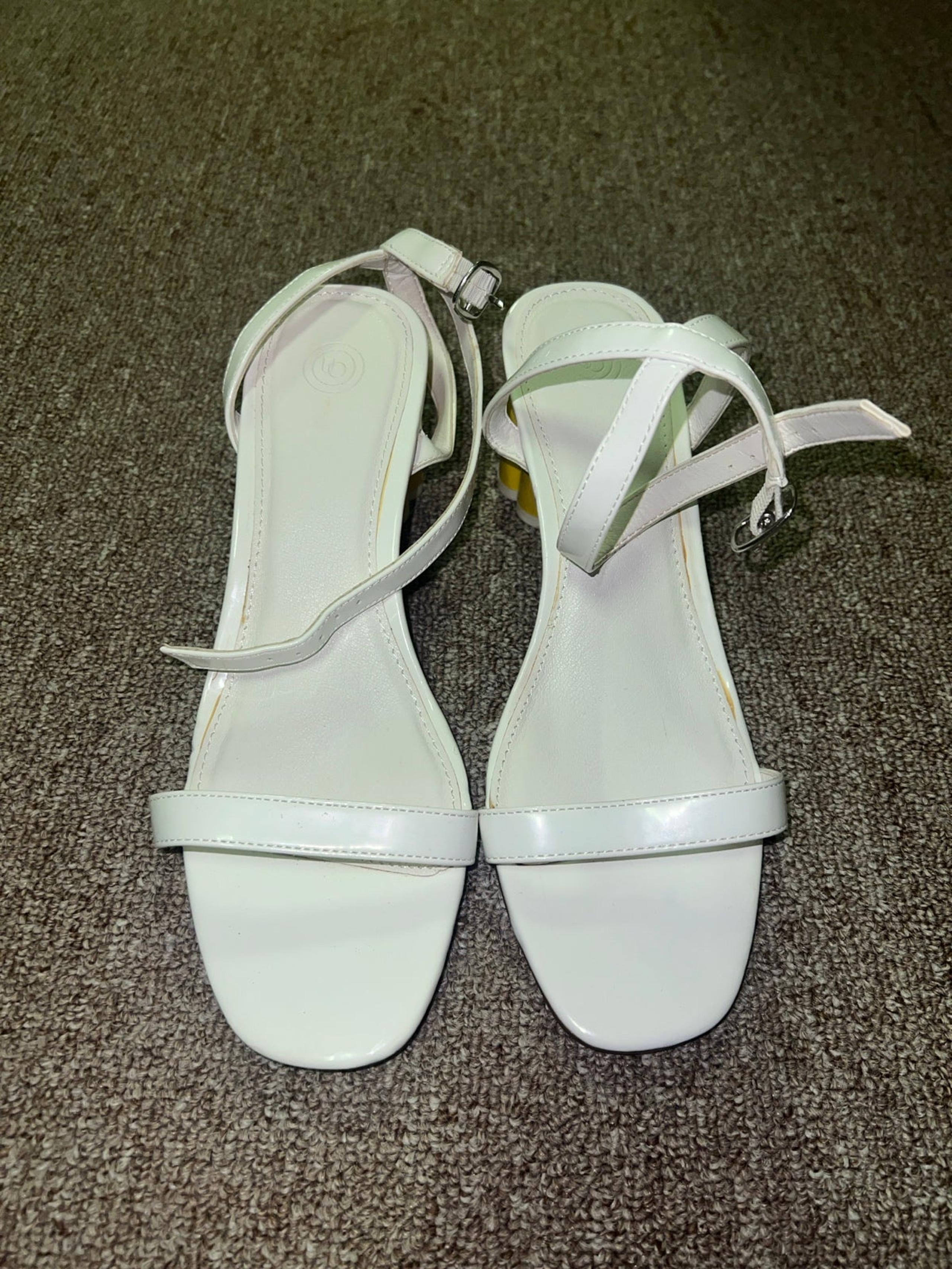 Sandals UO urban outfitters daisy white kitten sandals heel women’s size 8
