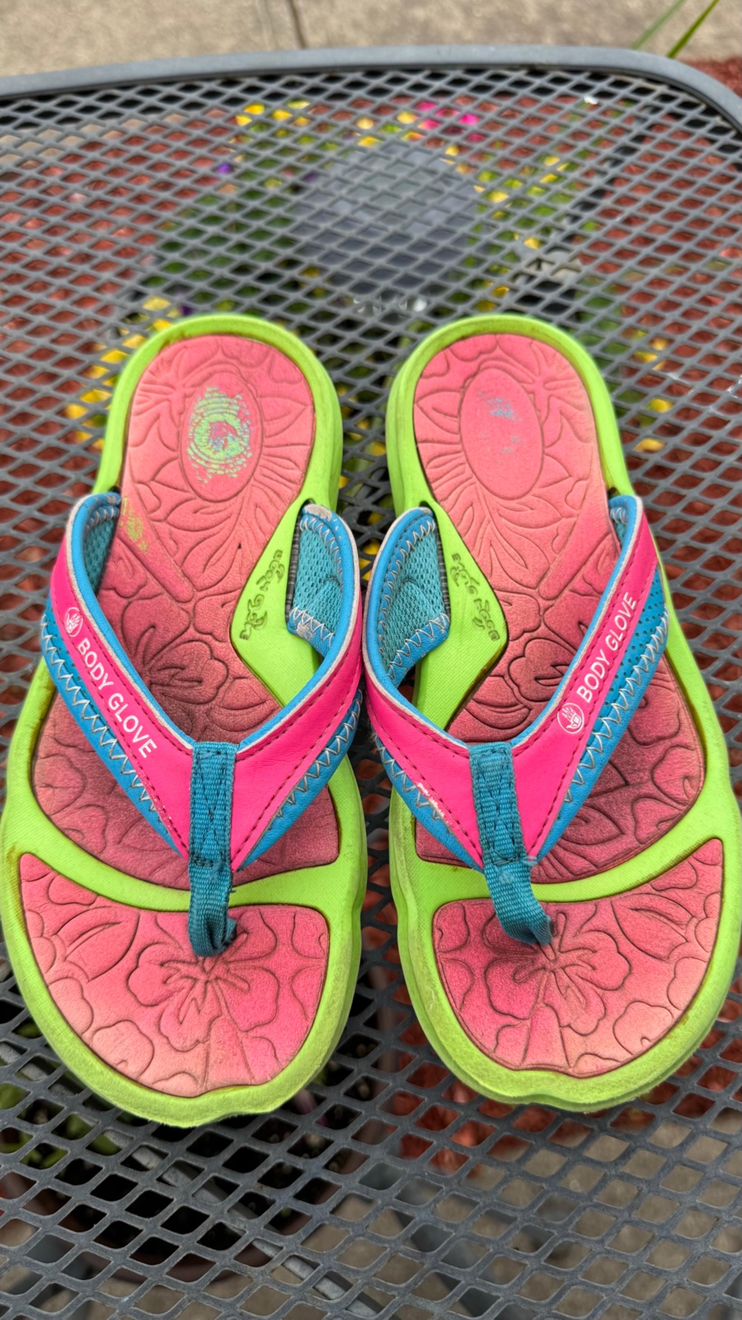 Kids Body Glove neon flip flops, size 2