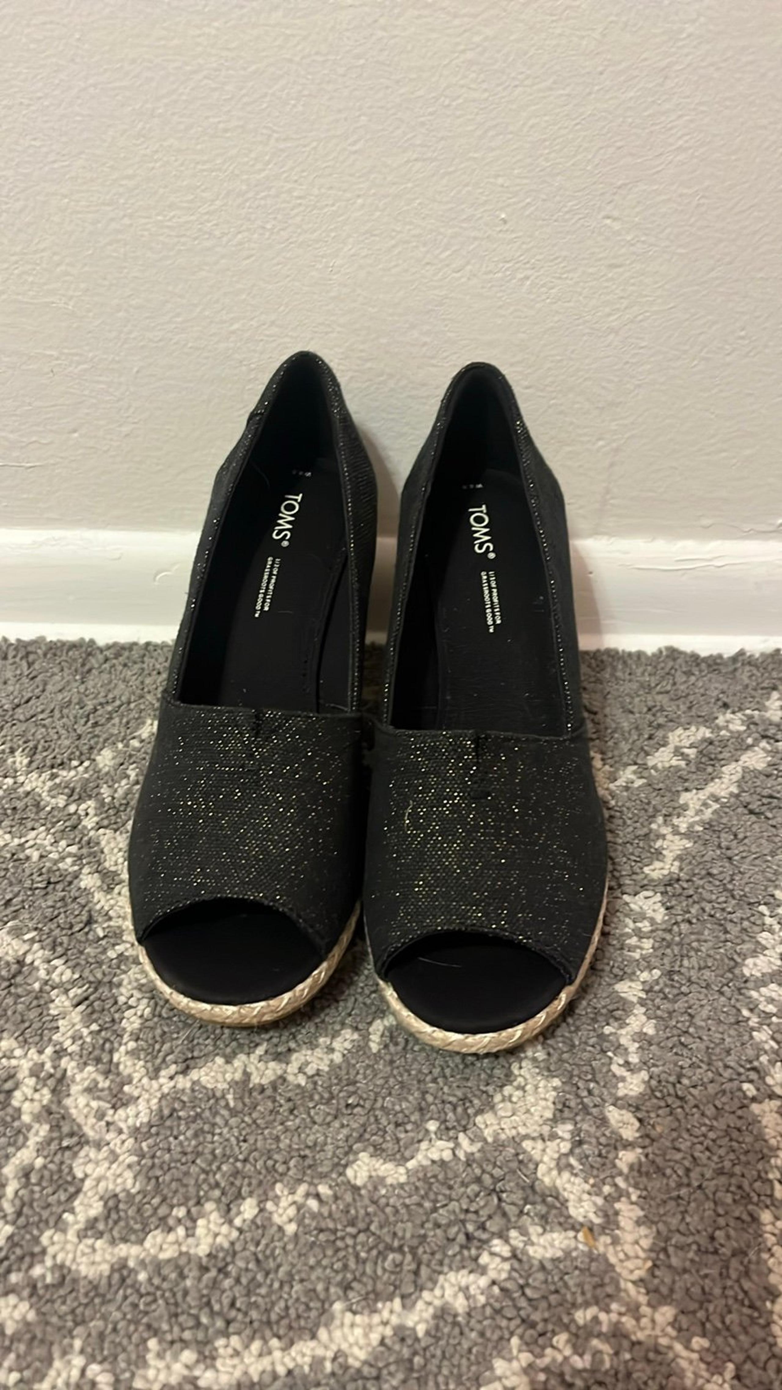 TOMS NWT Michelle Black Metallic Linen Wedge Heals