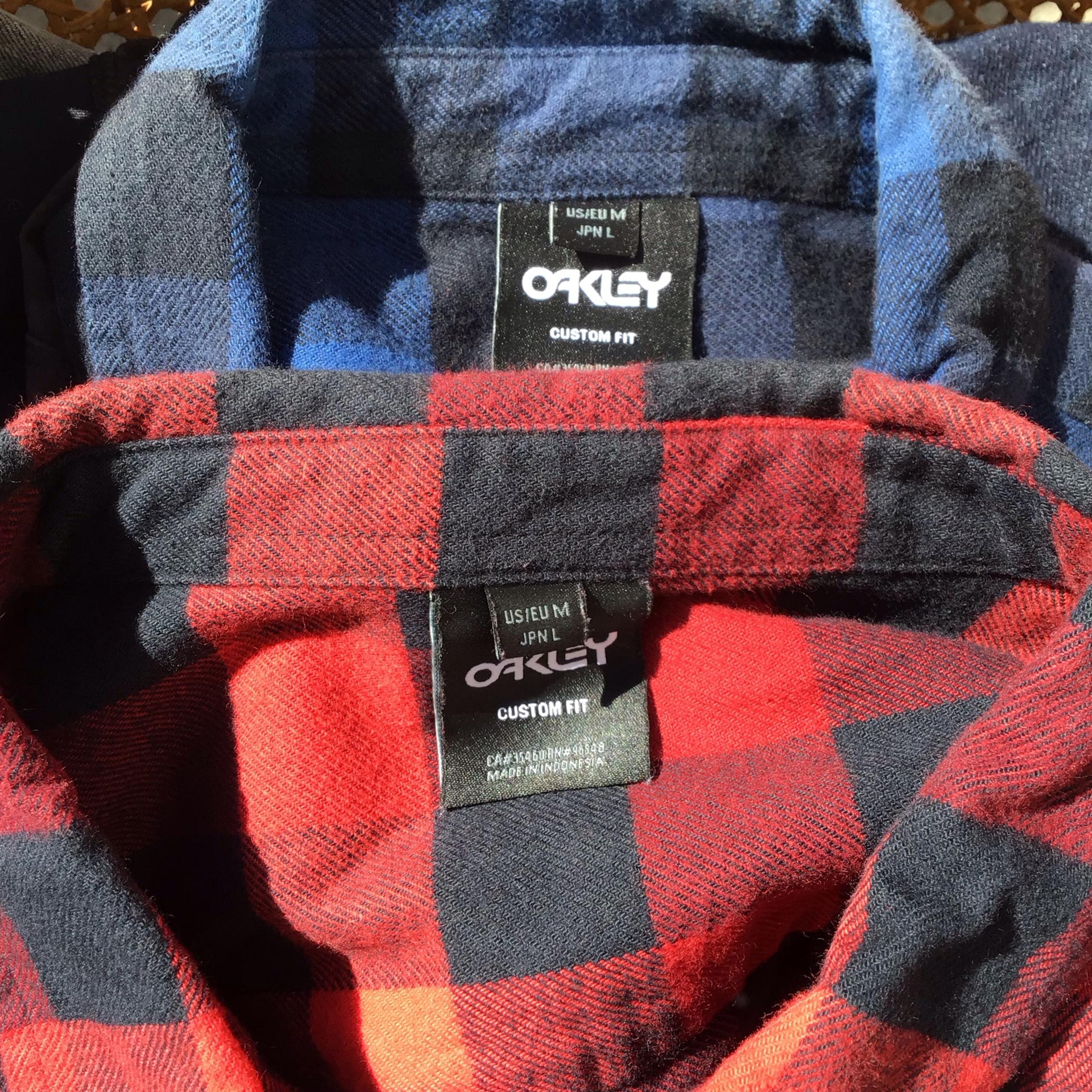 Lot of 2 Oakley plaid striped flannel button up t shirts mens size medium