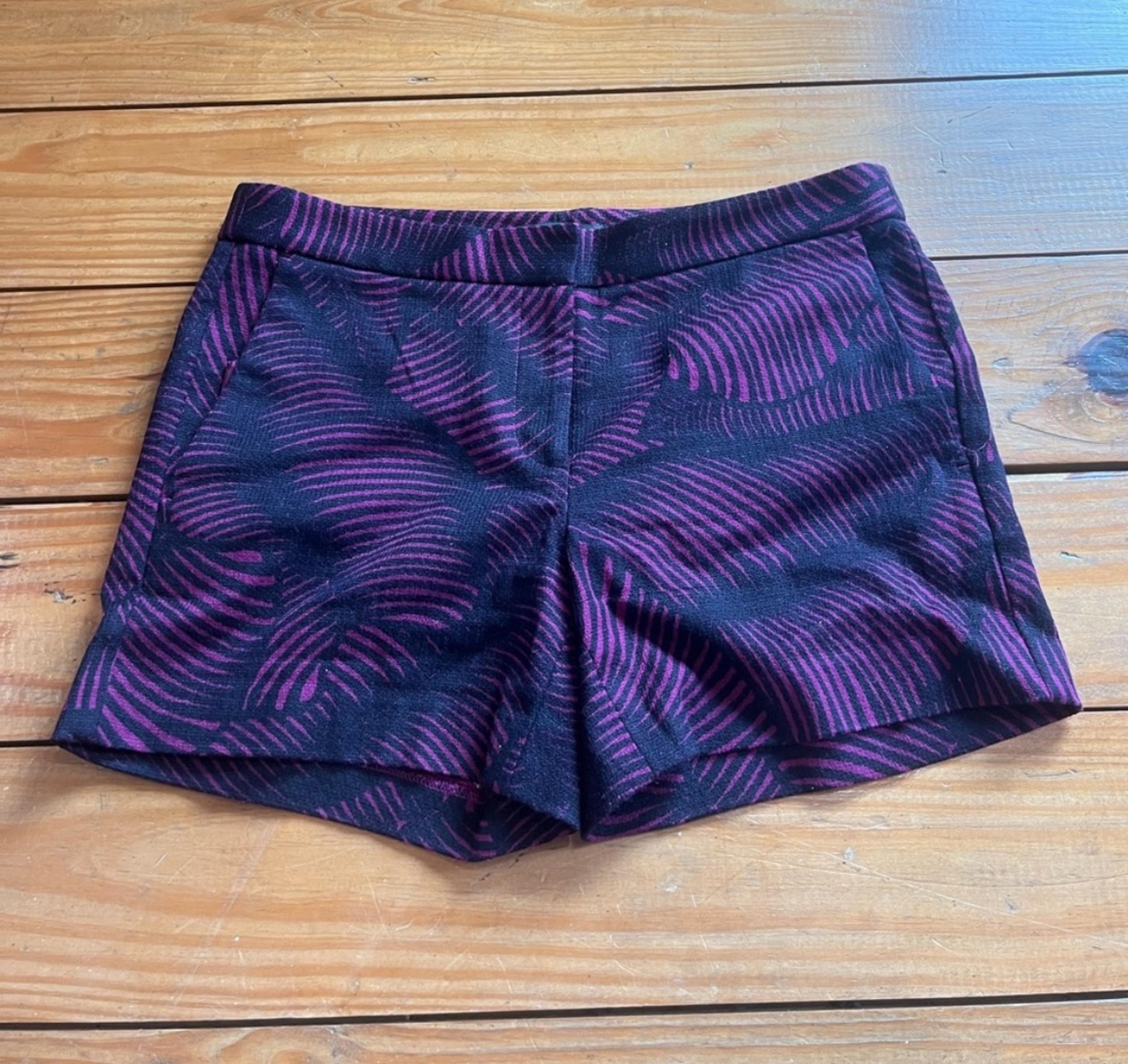 (293) *ANN TAYLOR PATTERN SHORTS*