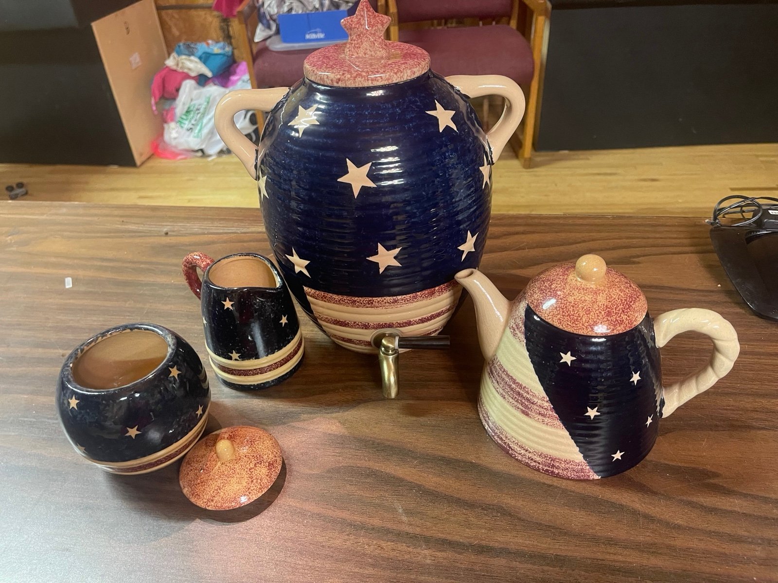 American Heritage Stars & Stripes drink dispensar, Teapot, Sugar & Creamer