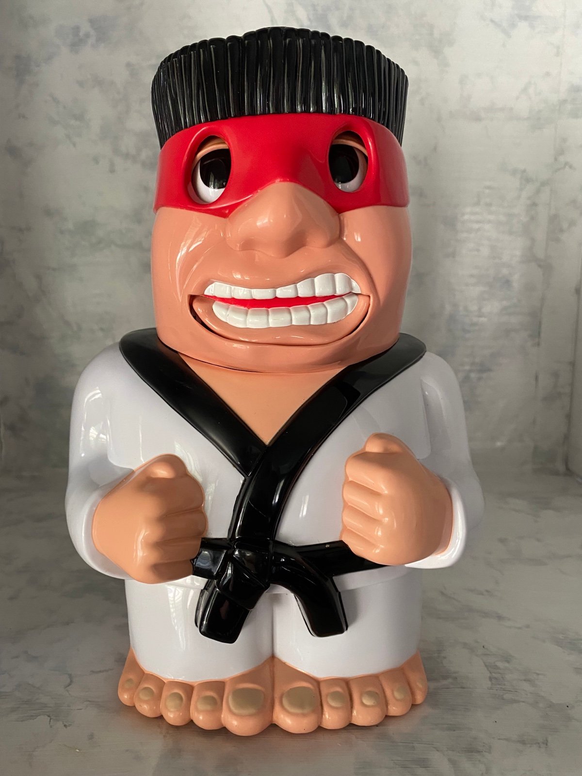 KARATE MAN Singing Cookie Jar with moving eyes and mouth. Sings Kung Fu Fighting