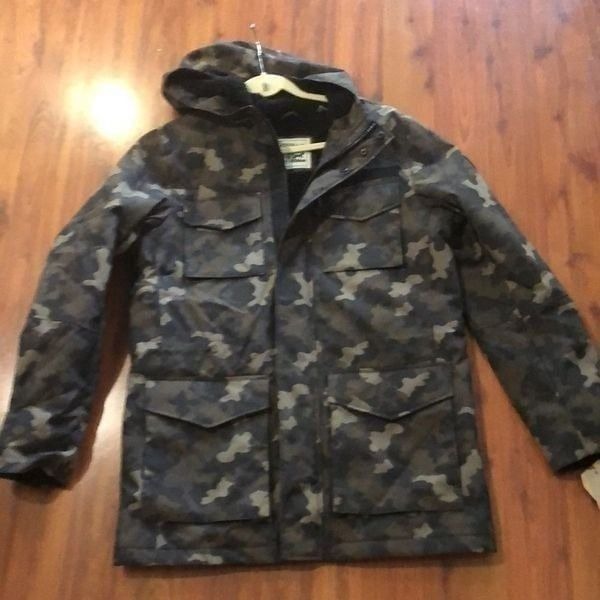 NWT Levi’s Men’s camo Hooded Sherpa lined utility jacket.