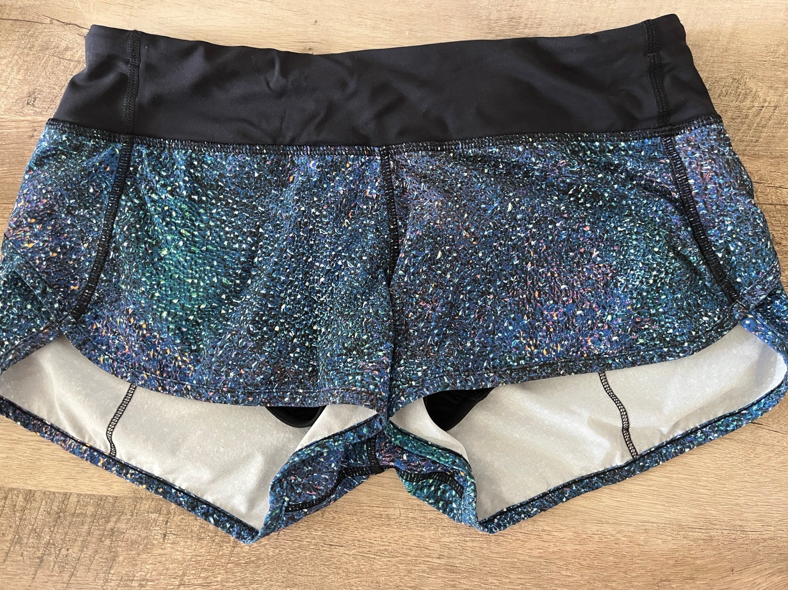 Lululemon Strive Multi Mermaid 2 1/2 Speed Short, low rise. RARE.size 6