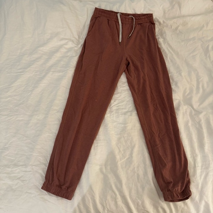 Vuori boyfriend joggers / sweatpants light terracotta heather xsmall