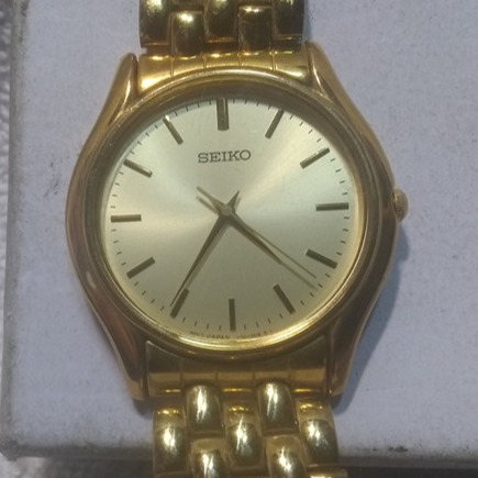Seiko Quart Dress Watch Men V701-7A29 Gold Dial Bracelet Link Band New Bat Minty