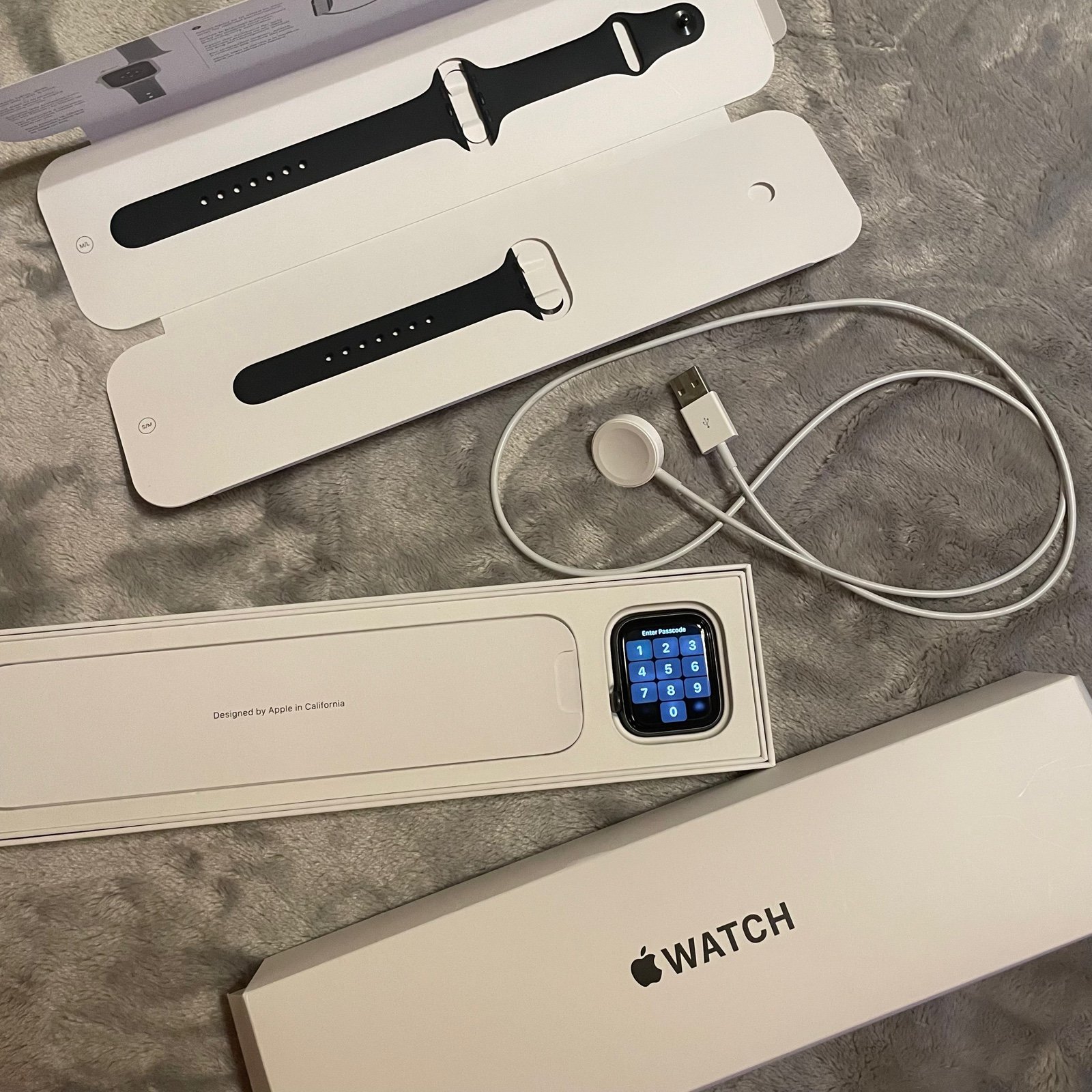 APPLE Watch A2352 SE 44mm Space Gray Aluminum Case w/ Black Sport Band GPS