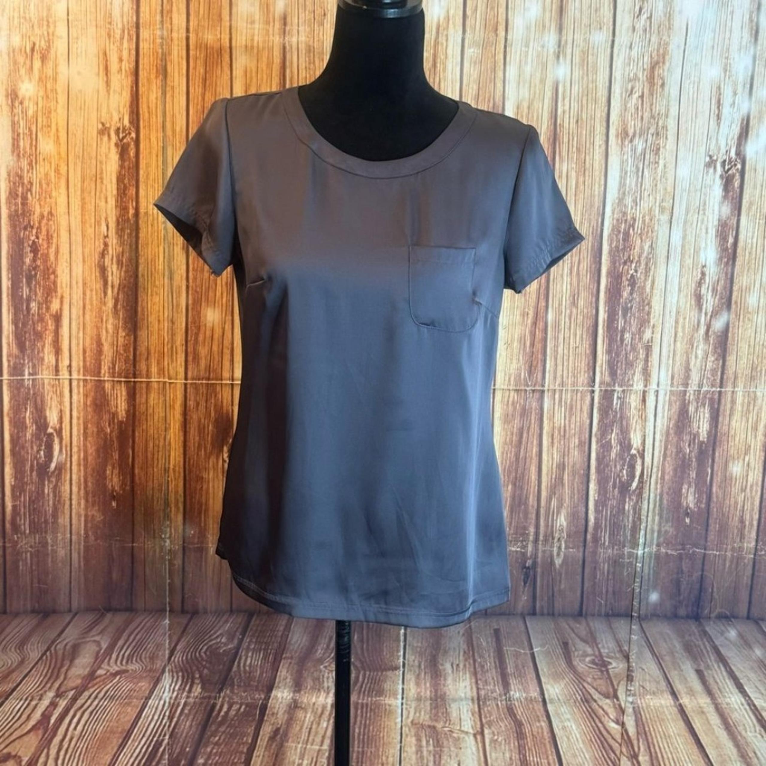 Worthington Women’s Gray Satin-Like Short Sleeve Pocket Blouse Size Small