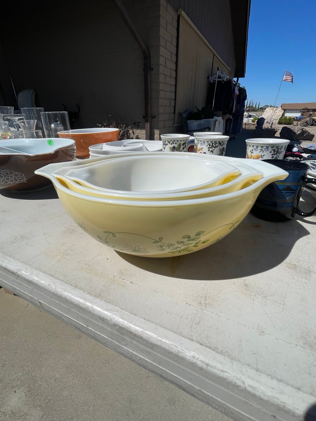 Pyrex. Vintage. Yellow 3 set mixing bowls.