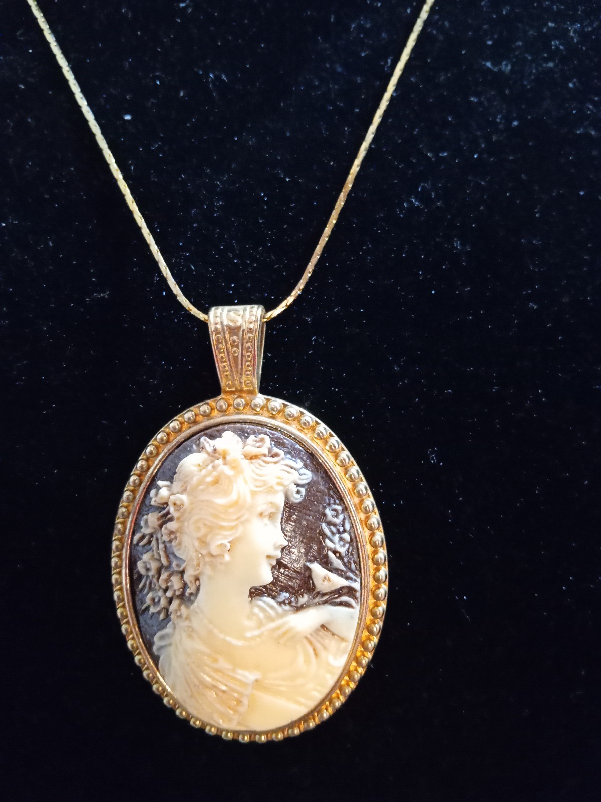 Gold vintage Cameo l pendant with chain