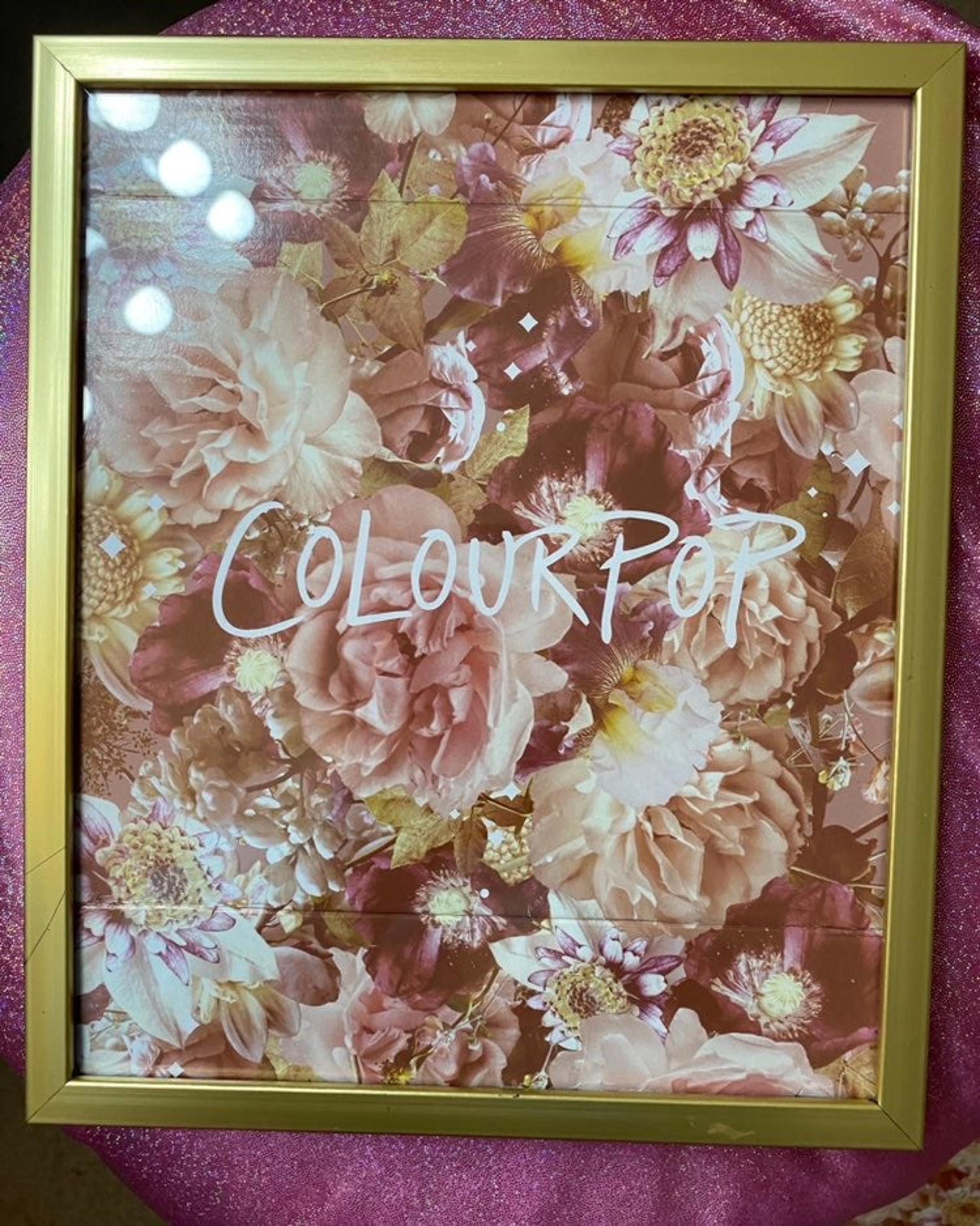 COLOR POP GOLD FRAMED Decoration only has option to hang on the wall