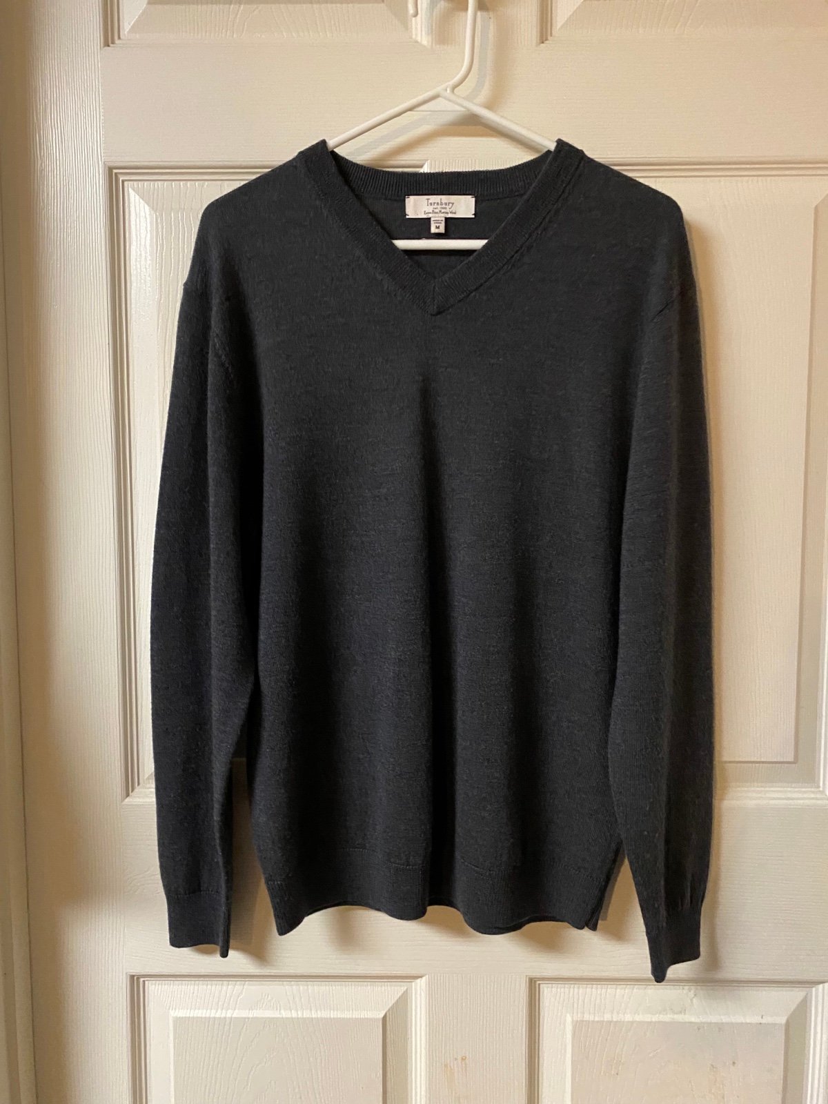 Men’s Turnbury Extra Fine Merino Wool V Neck Sweater Size Medium Men’s