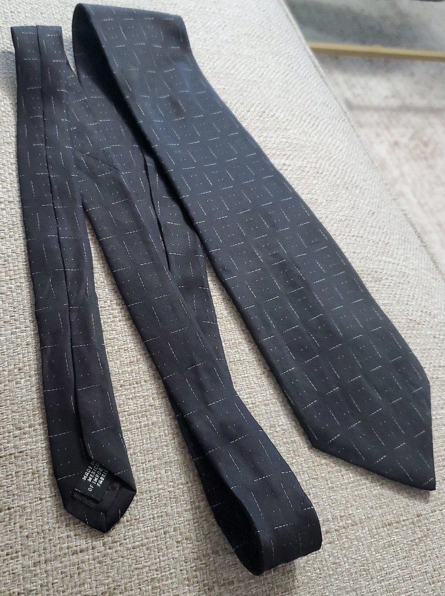 DKNY 100% SILK TIE BLACK WITH WHITE PATTERNS