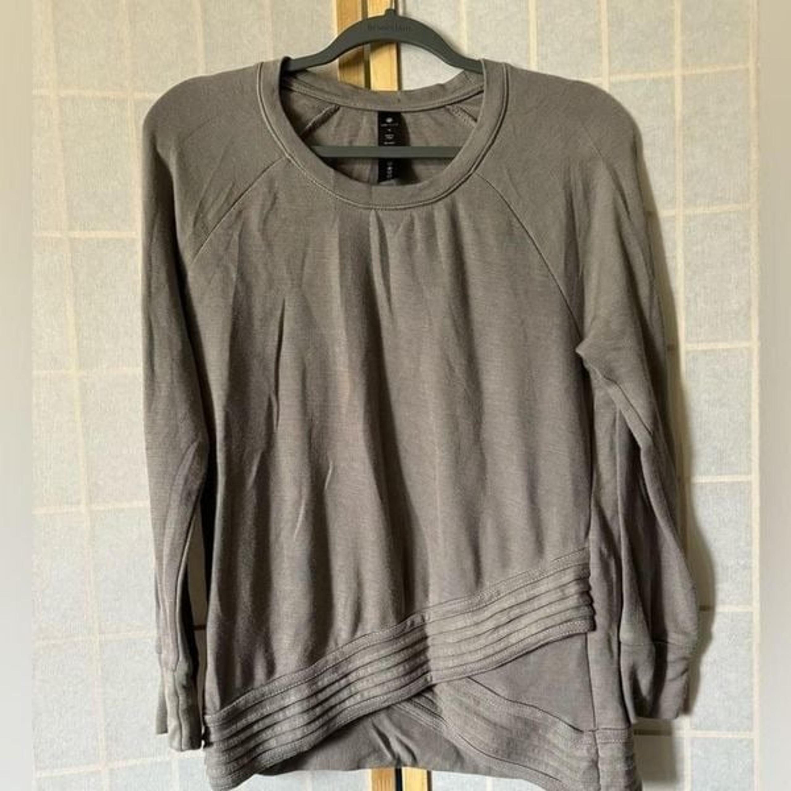 YOGALICIOUS womens grey/taupe criss cross front long sleeve athletic sweatshirt