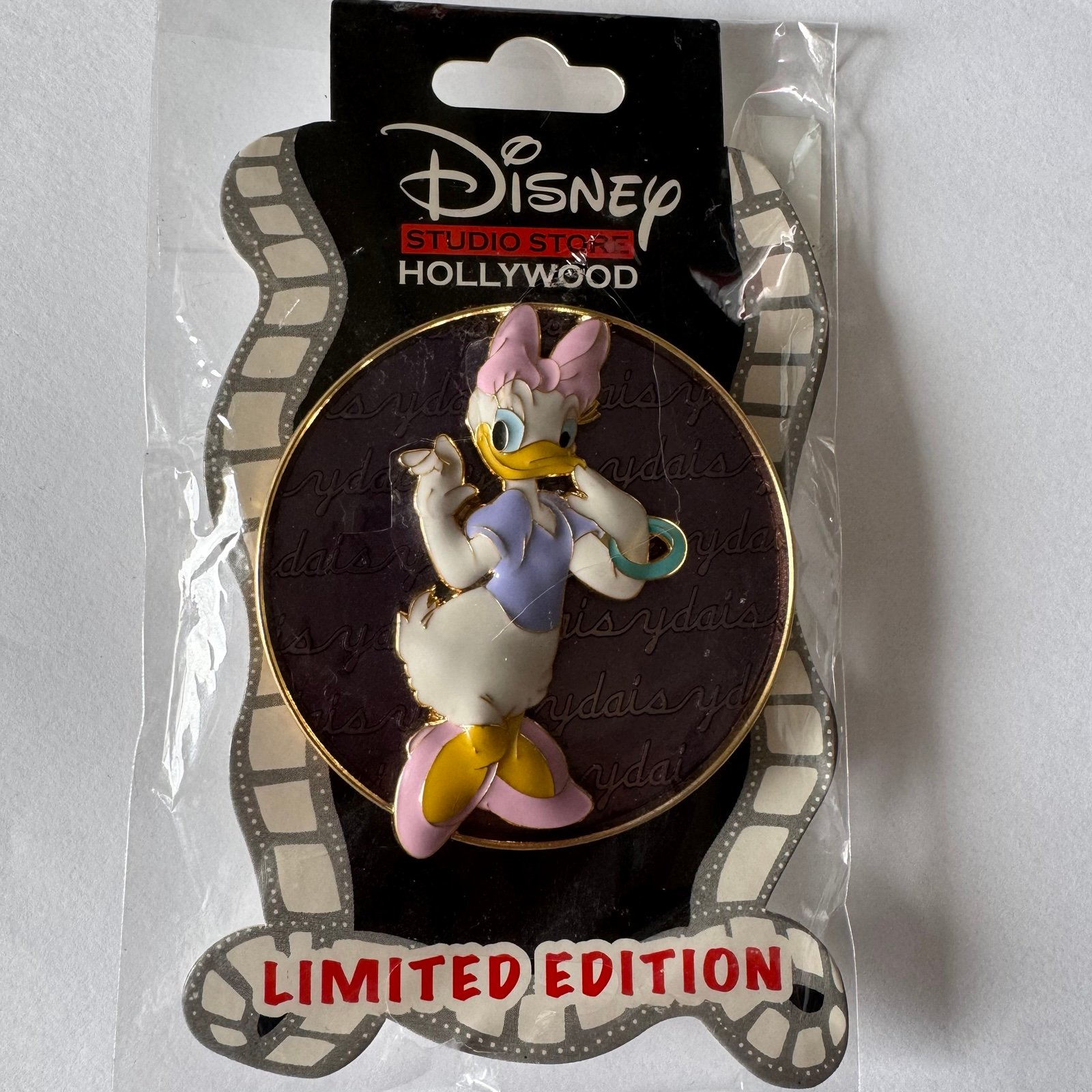 Disney D23 2022 DSSH Cursive Cuties Pin Daisy Duck LE 400