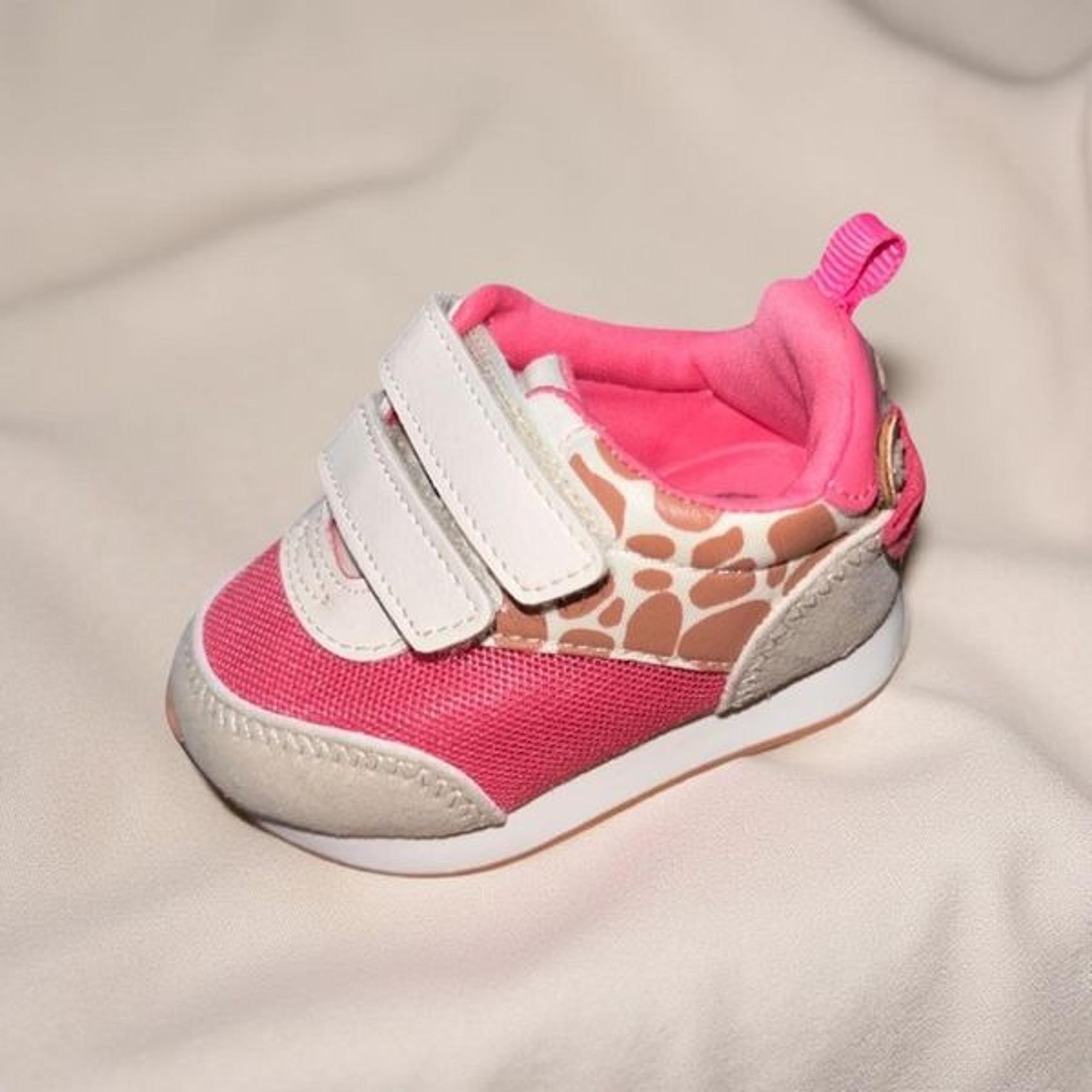 NWOB Baby Infant Athletics Works Giraffe Sneakers Size 3